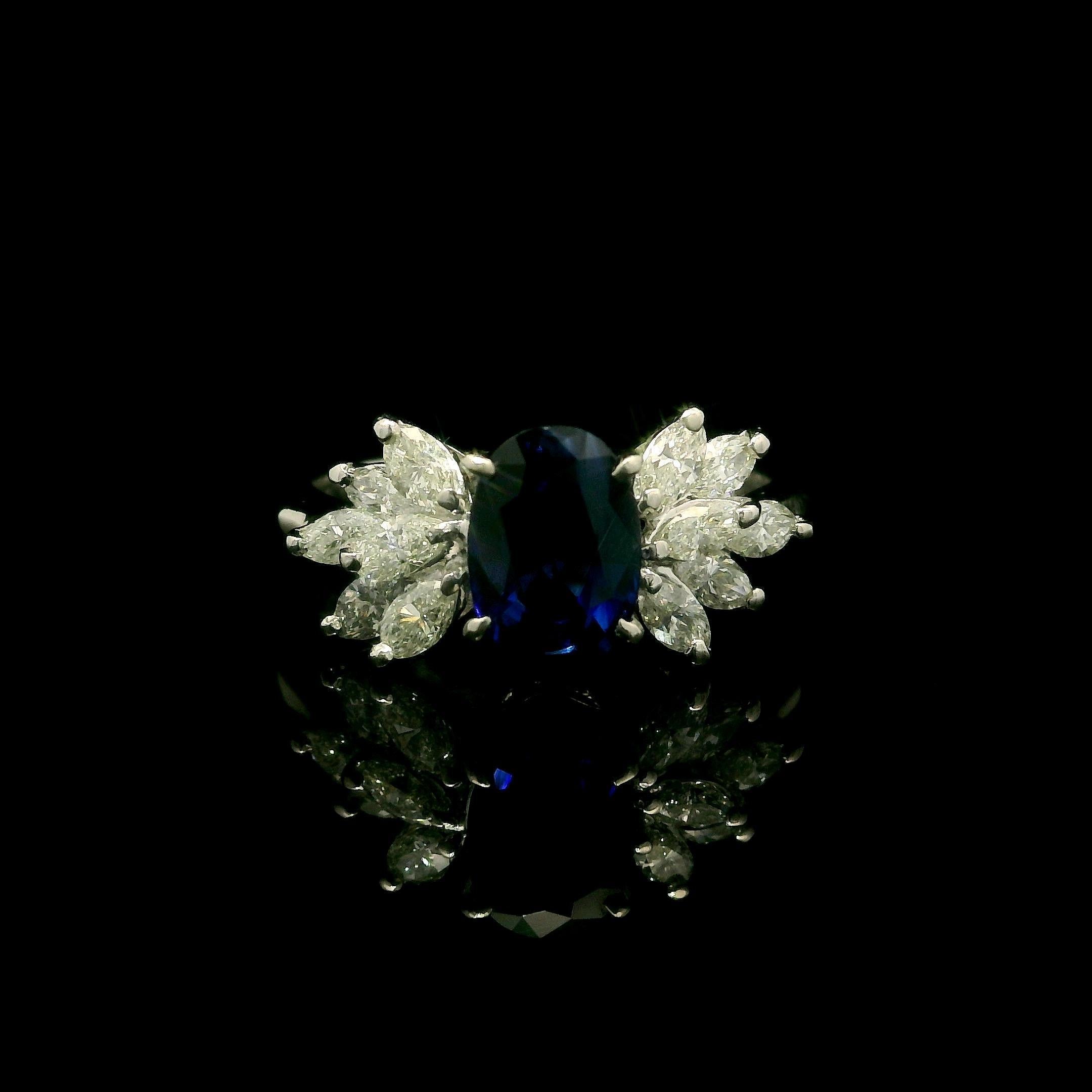 Bague d'appoint en platine avec saphir bleu roi ovale et diamants marquises de 1,7 carat certifiés GIA Excellent état - En vente à Montclair, NJ