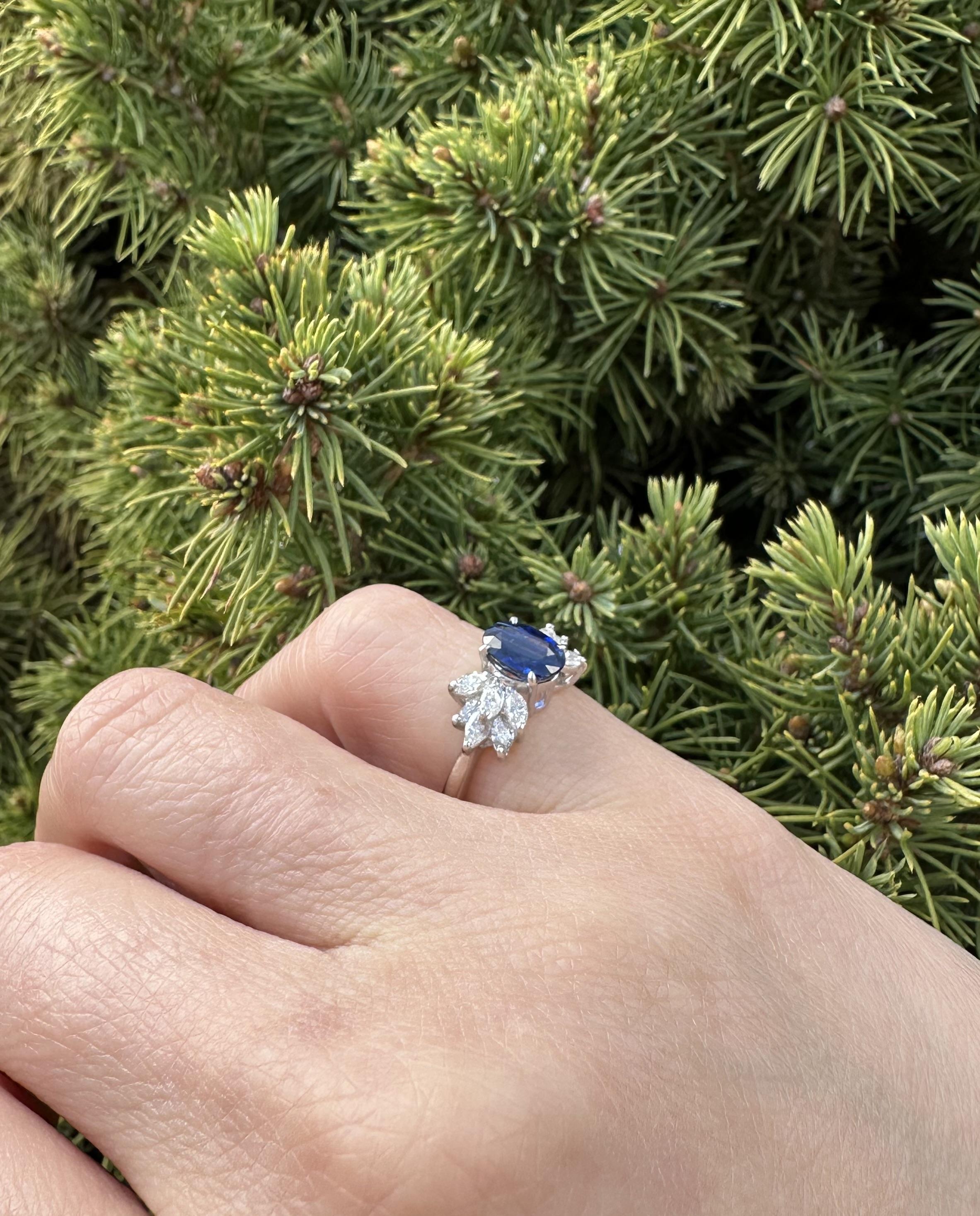 Bague d'appoint en platine avec saphir bleu roi ovale et diamants marquises de 1,7 carat certifiés GIA en vente 4