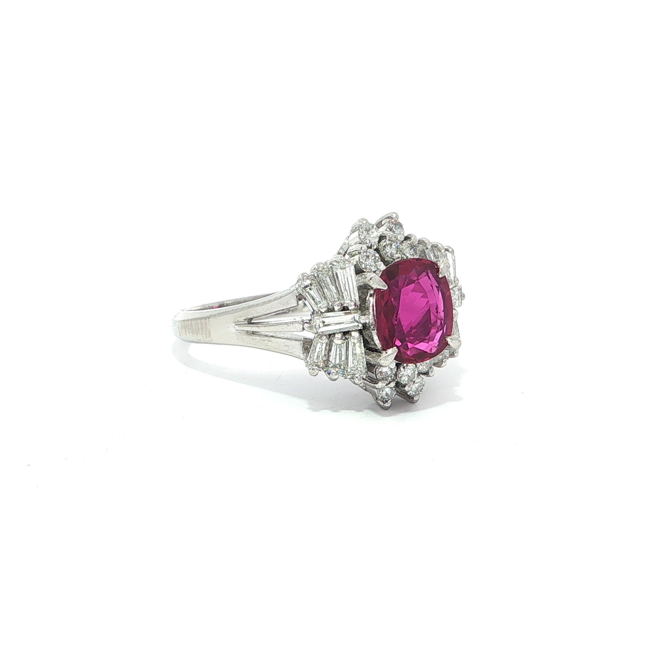 Taglio brillante Platino GIA 1,86ctw Clean Cushion No Heat Rubino con Baguette e Anello con Diamante Rotondo in vendita