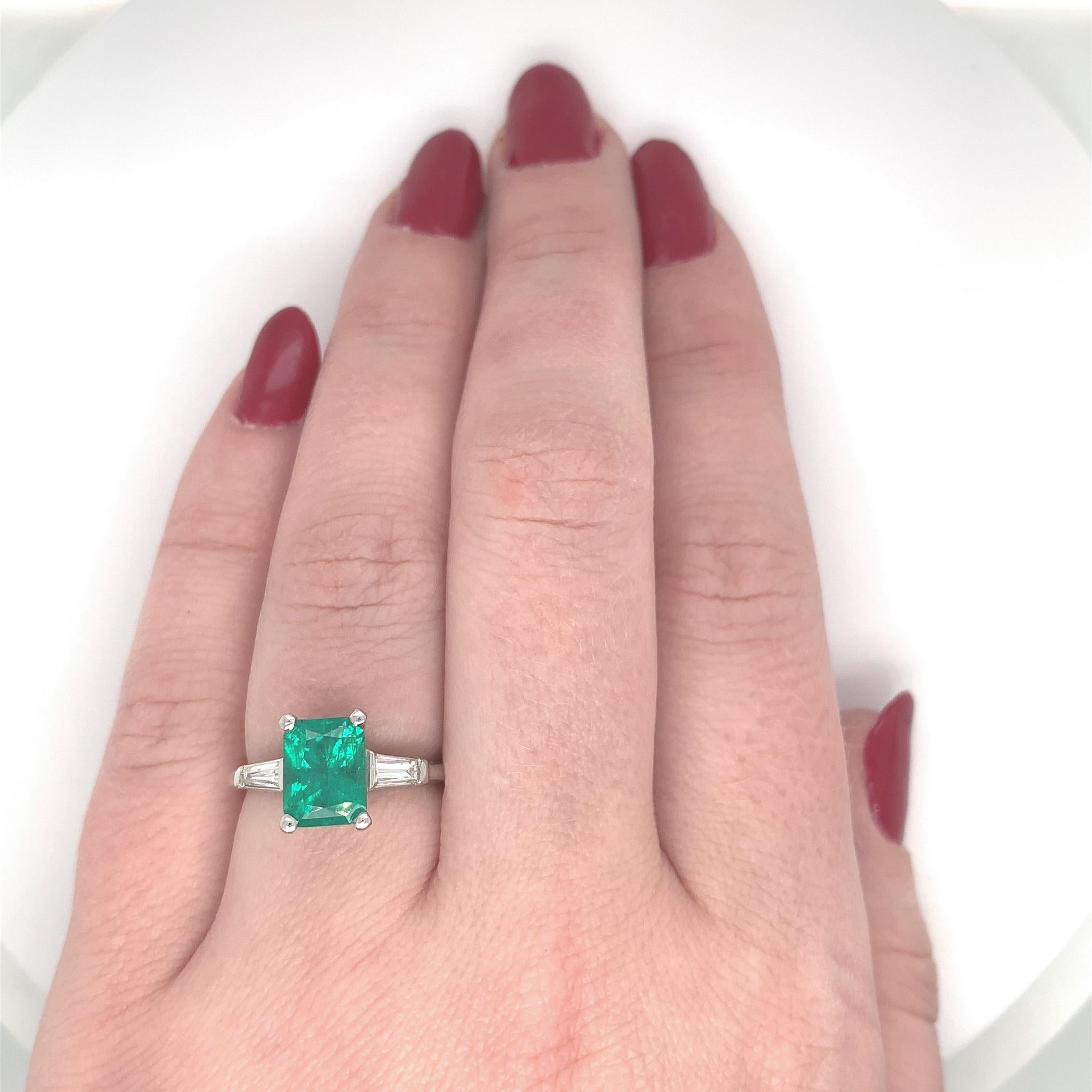 Platinum GIA 1.87 Carat Emerald and Diamond Ring For Sale 1
