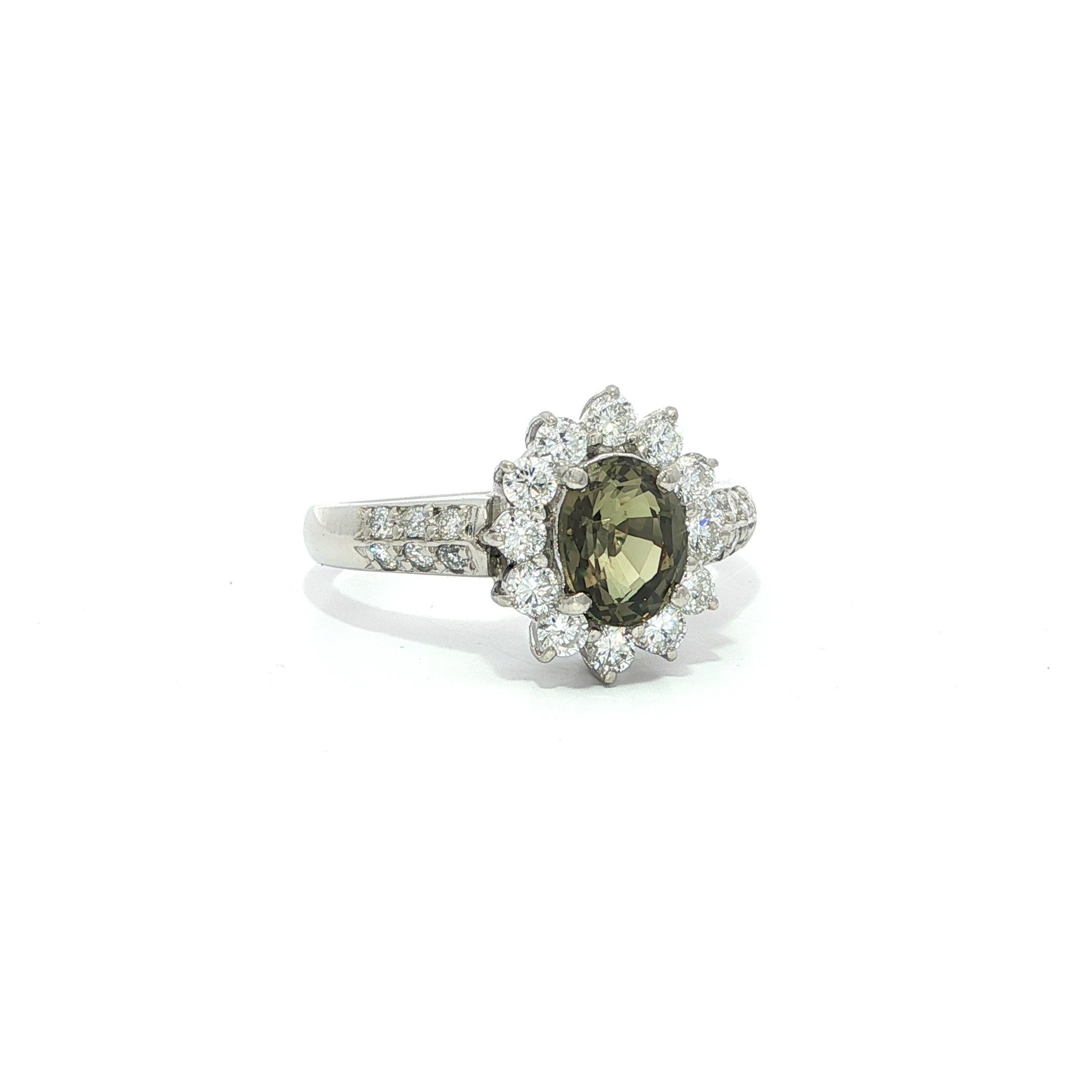 Bague en platine GIA 1.89ctw Color Change Ceylon Alexandrite & Diamond en vente 3