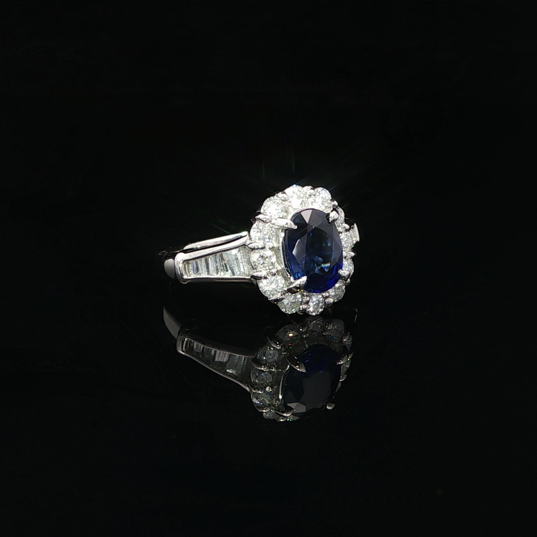 Anillo de diamantes redondo y baguette con zafiro azul real de 1,8 ct en platino GIA en venta 5