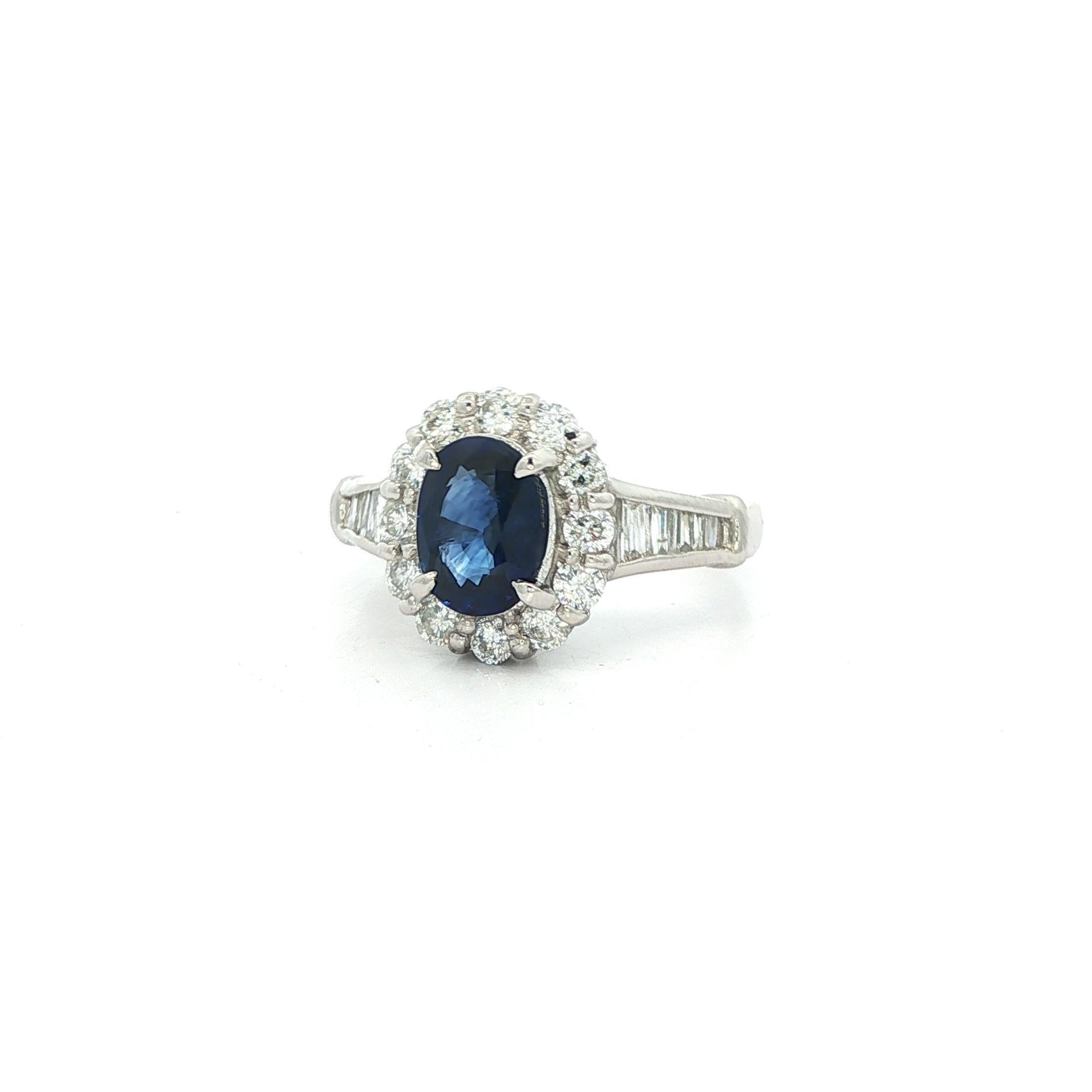 Anillo de diamantes redondo y baguette con zafiro azul real de 1,8 ct en platino GIA Corte oval en venta