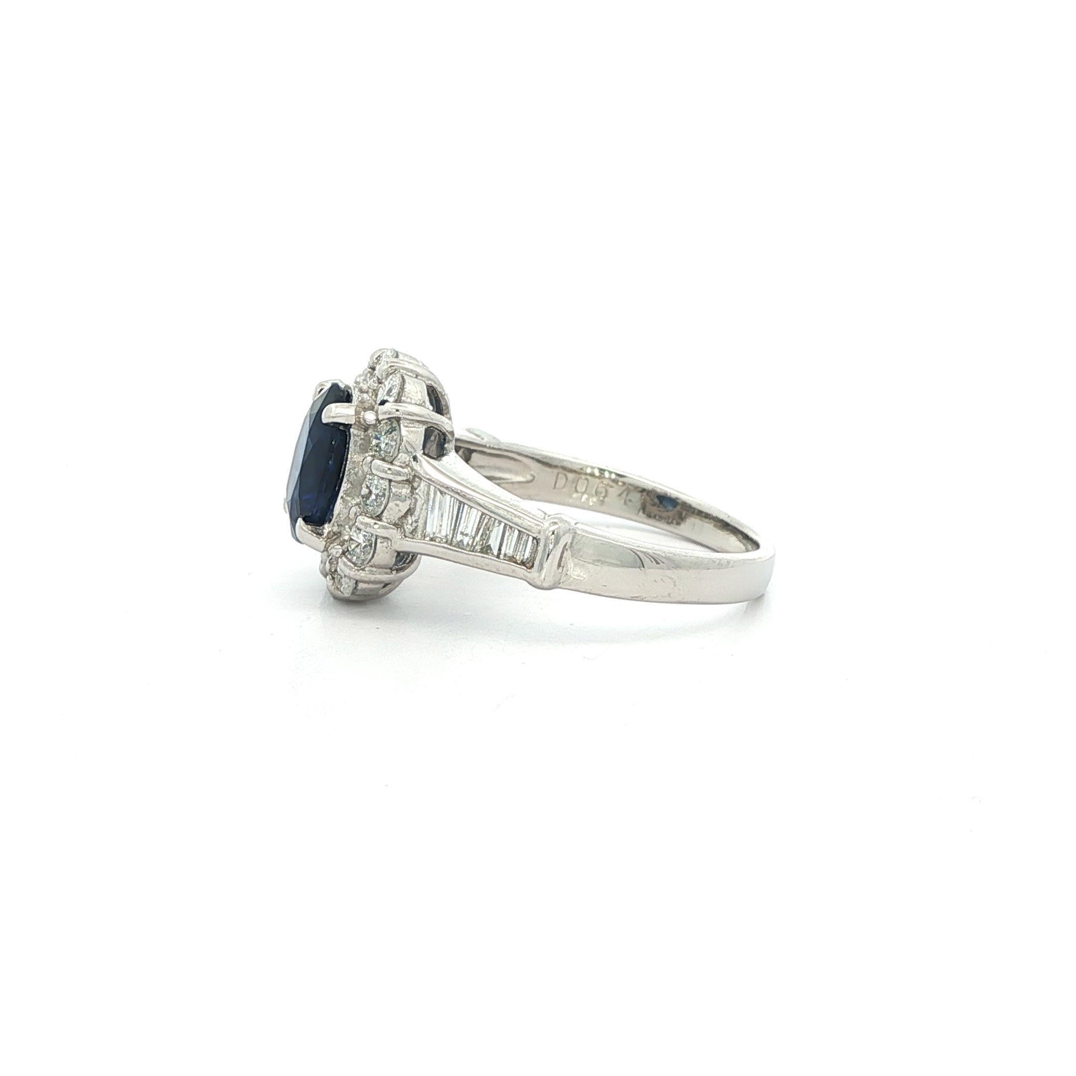 Anillo de diamantes redondo y baguette con zafiro azul real de 1,8 ct en platino GIA en Excelente estado para la venta en Montclair, NJ