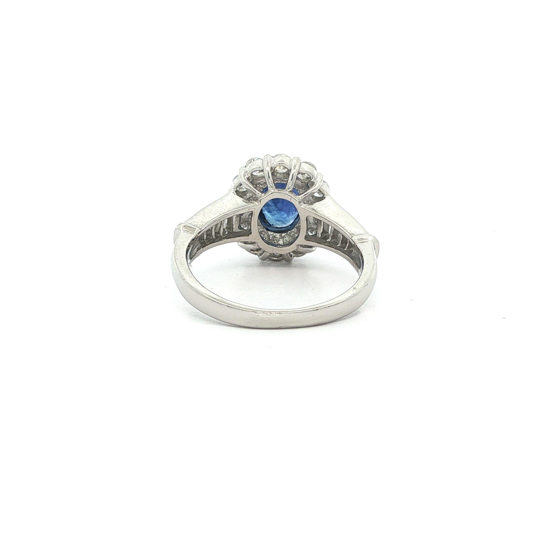 De las mujeres Anillo de diamantes redondo y baguette con zafiro azul real de 1,8 ct en platino GIA en venta