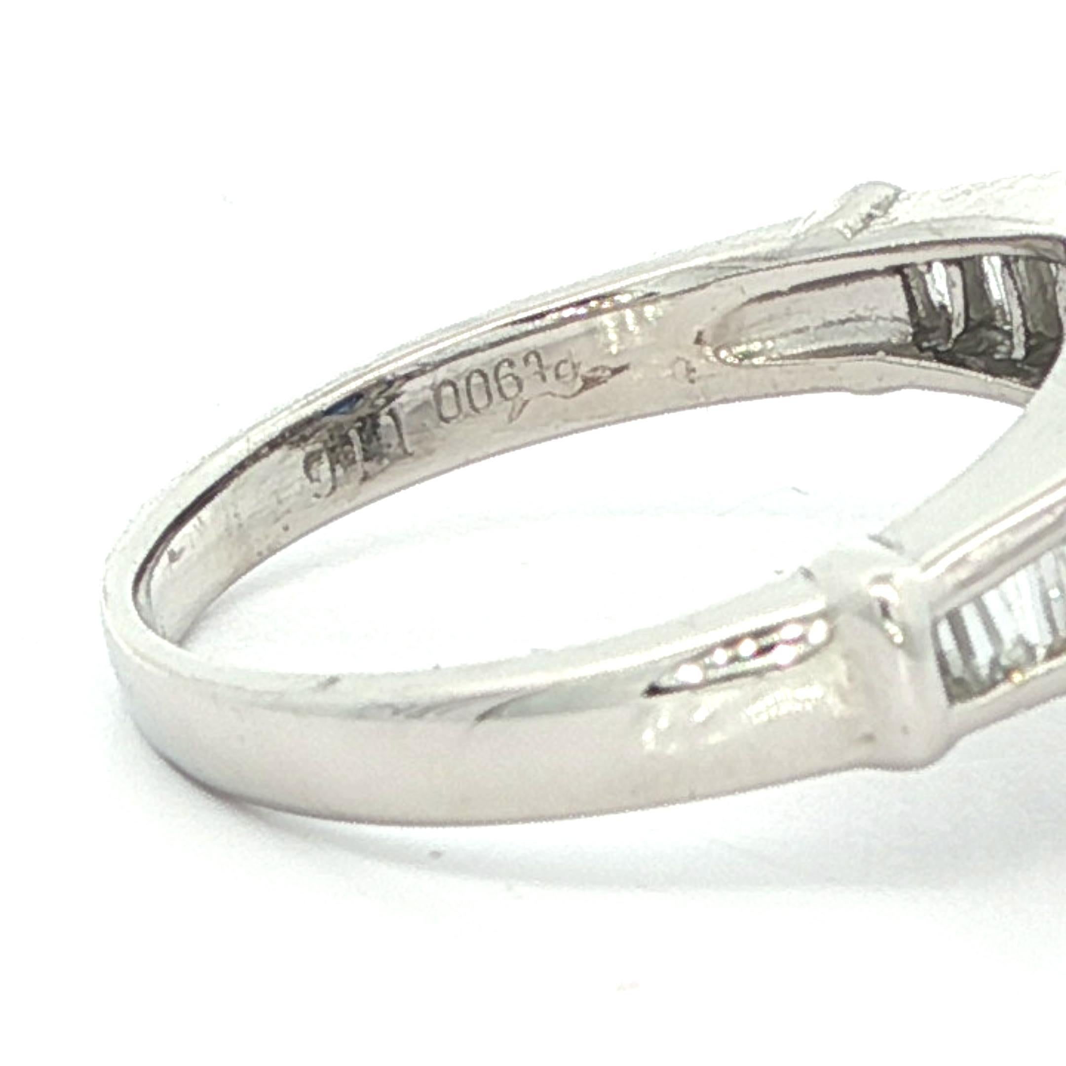 Anillo de diamantes redondo y baguette con zafiro azul real de 1,8 ct en platino GIA en venta 2