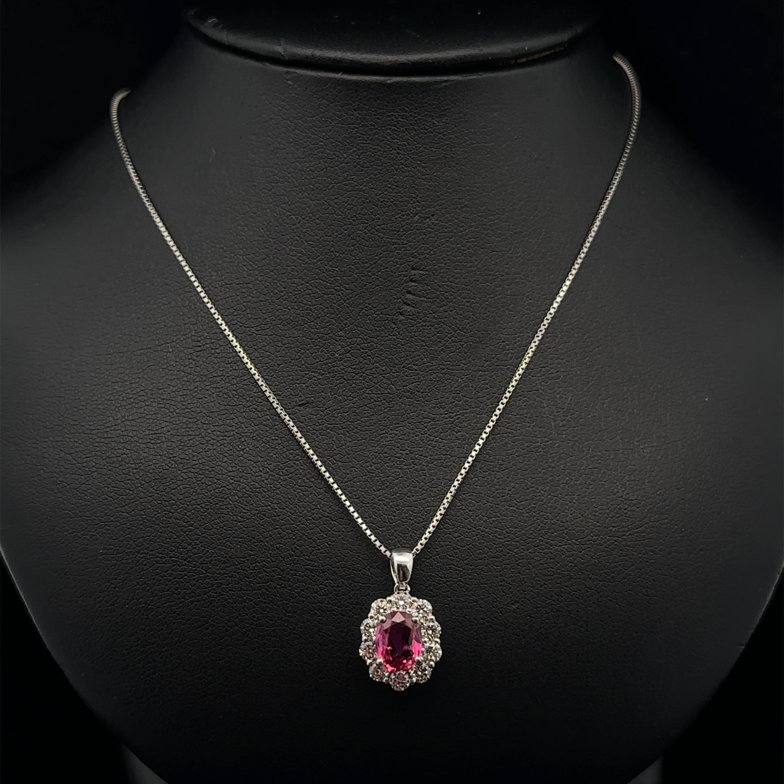 --Pierre(s) :...
(1) Rubis véritable naturel - taille ovale brillante - serti - couleur rouge pourpre - 1,25 carats (exact, estampillé)
*Voir les détails de la certification ci-dessous*.
(10) Diamants naturels authentiques - taille ronde brillante -