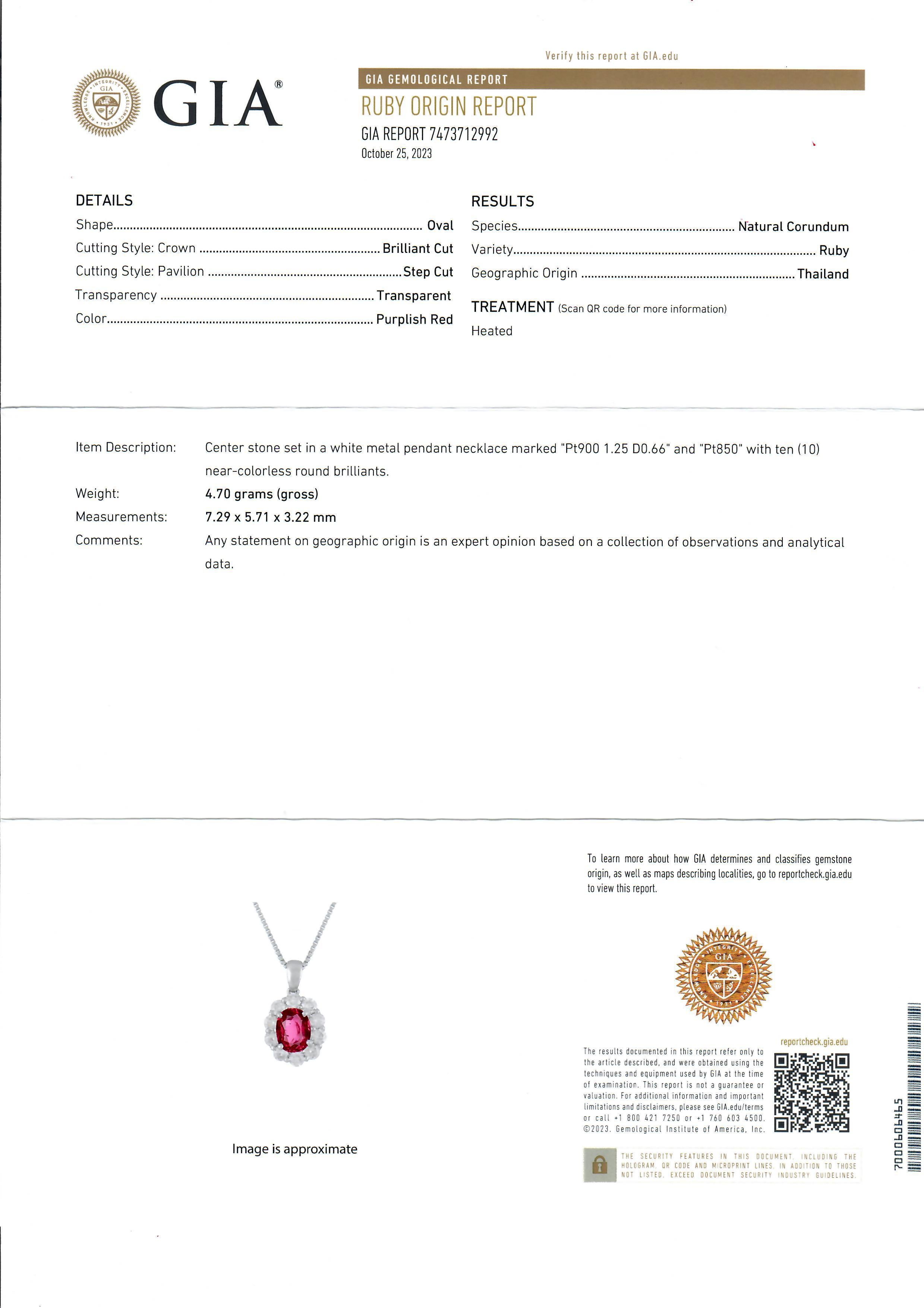 Taille brillant Collier à chaîne réglable en platine GIA 1.91ctw Rubis ovale avec pendentif halo en diamant en vente