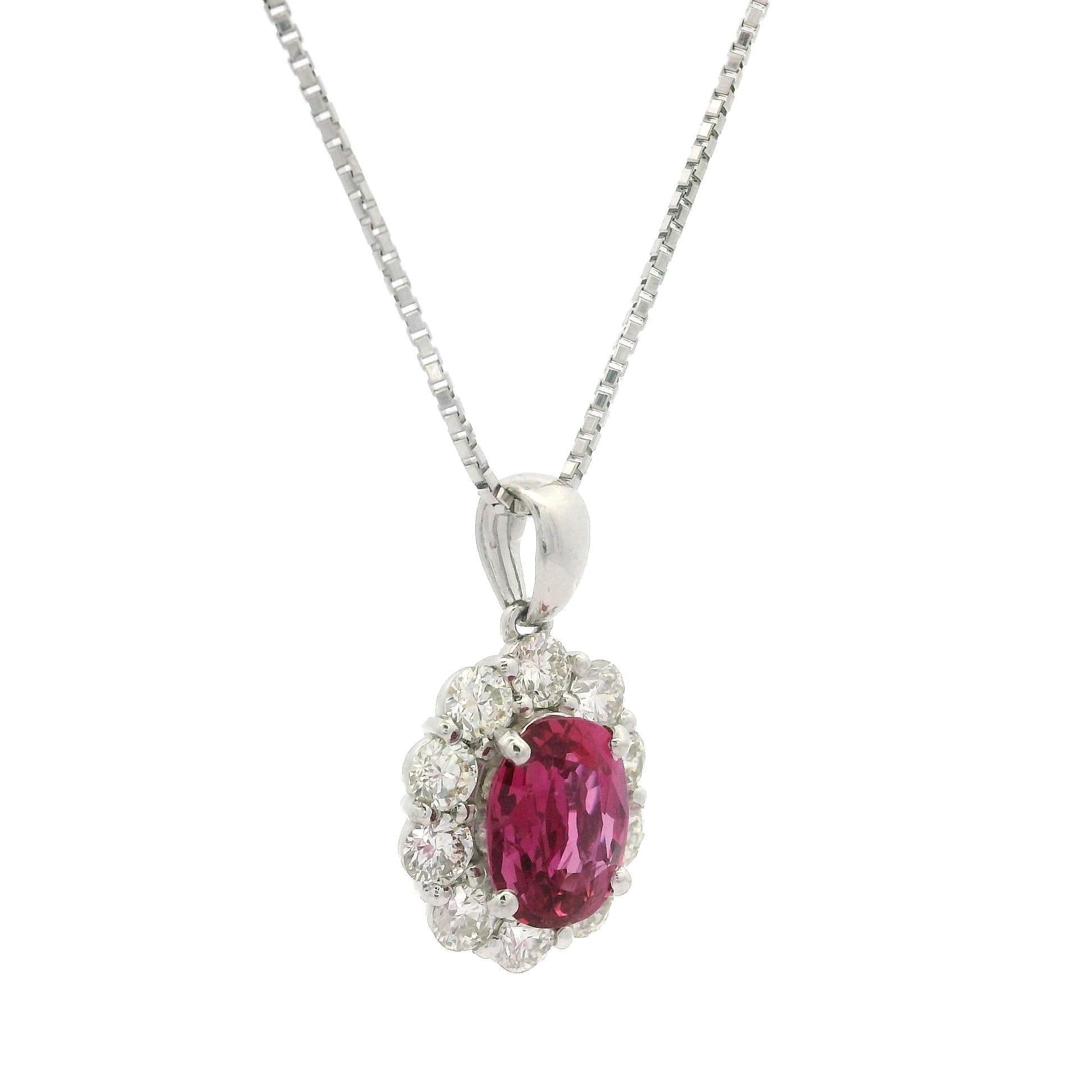 Collier à chaîne réglable en platine GIA 1.91ctw Rubis ovale avec pendentif halo en diamant en vente 1
