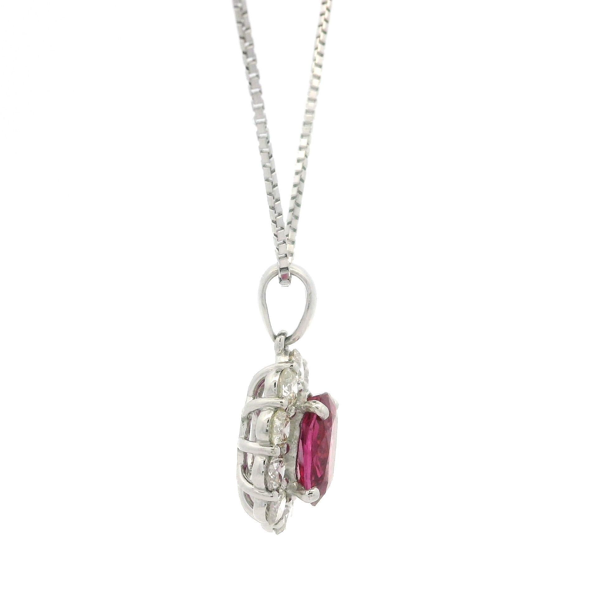 Collier à chaîne réglable en platine GIA 1.91ctw Rubis ovale avec pendentif halo en diamant en vente 2