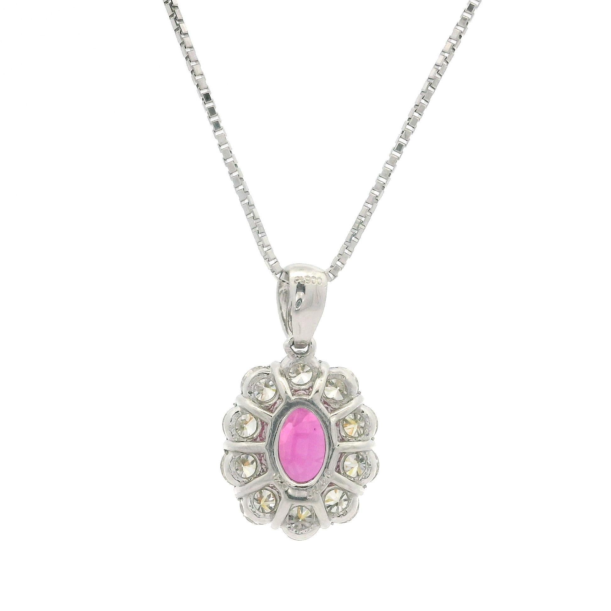 Collier à chaîne réglable en platine GIA 1.91ctw Rubis ovale avec pendentif halo en diamant en vente 3