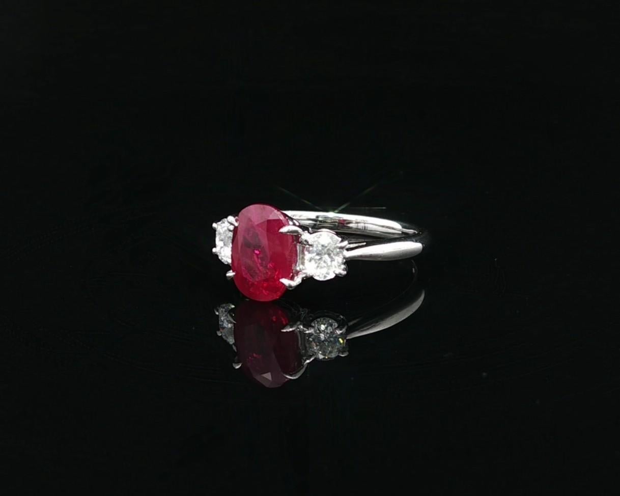 Bague classique 3 pierres en platine GIA 2.14ct Oval Burma Red Ruby Diamond Sides en vente 5