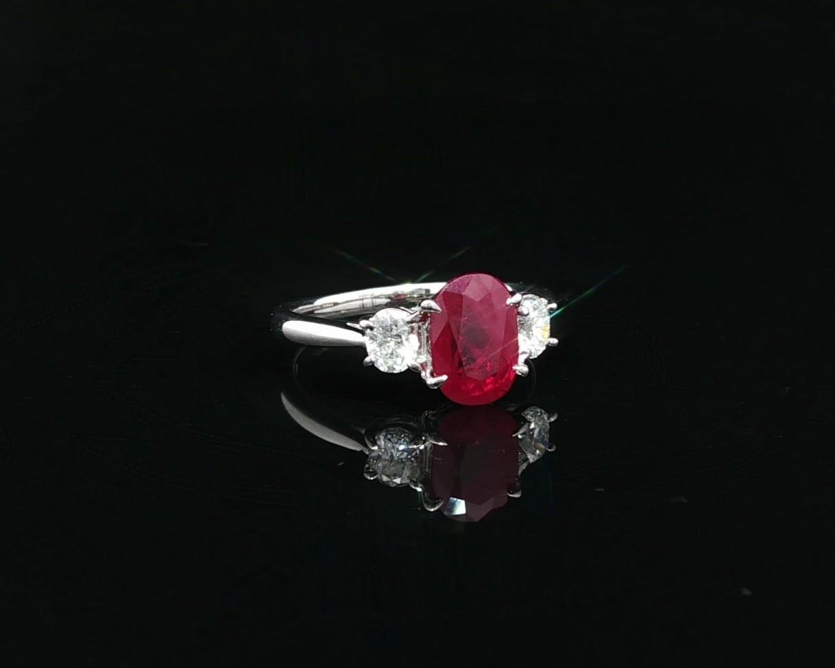 Bague classique 3 pierres en platine GIA 2.14ct Oval Burma Red Ruby Diamond Sides en vente 6