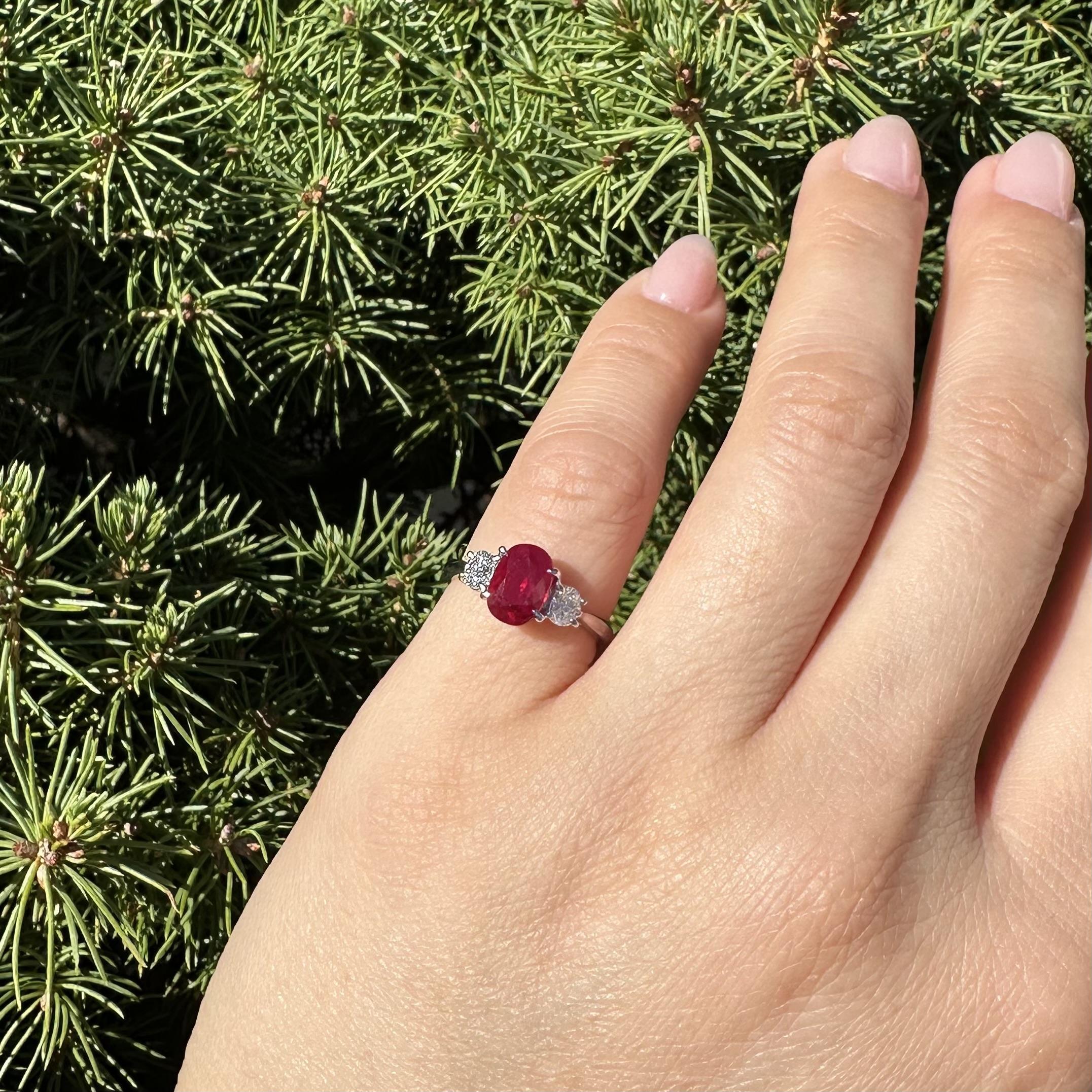 Bague classique 3 pierres en platine GIA 2.14ct Oval Burma Red Ruby Diamond Sides en vente 7