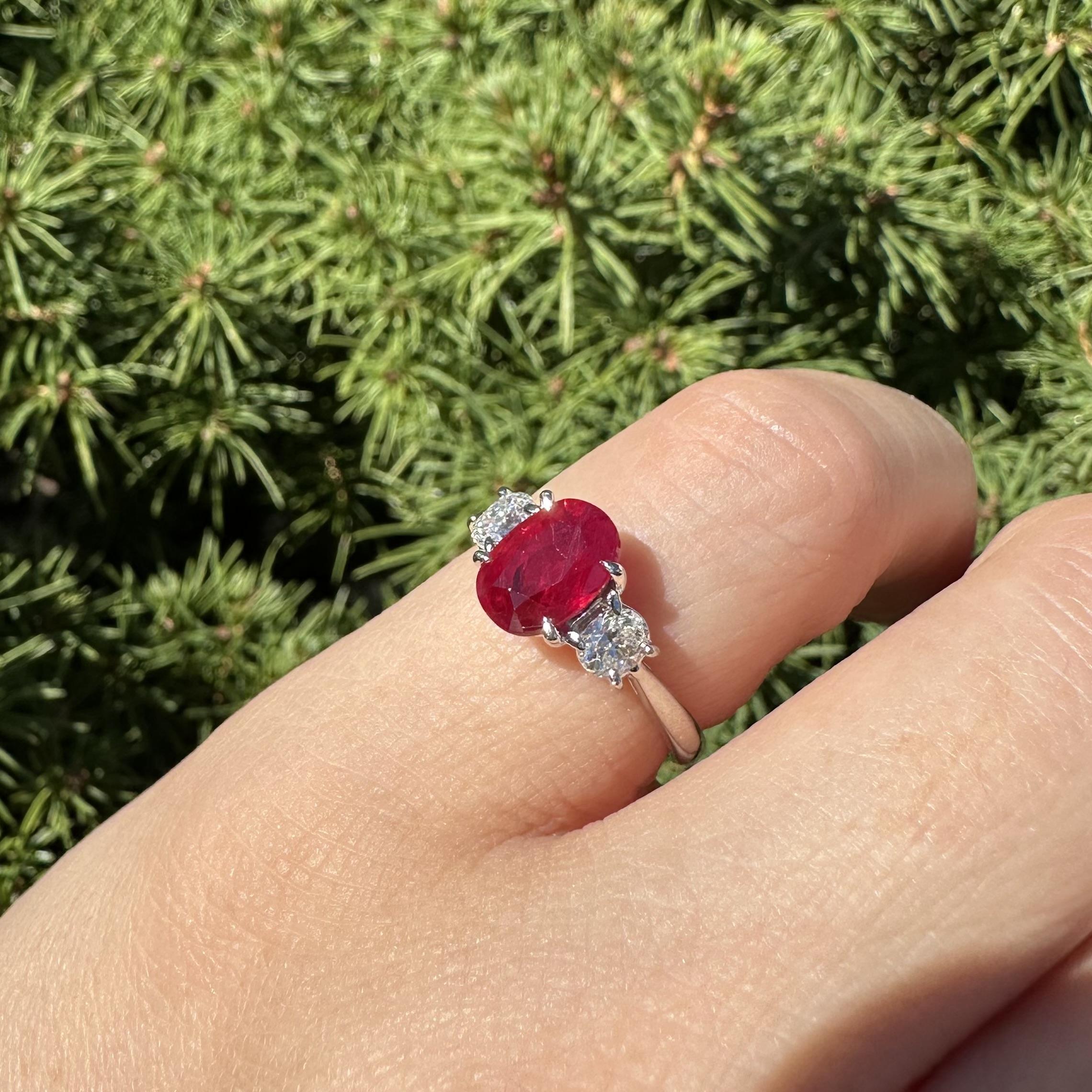 Bague classique 3 pierres en platine GIA 2.14ct Oval Burma Red Ruby Diamond Sides en vente 8