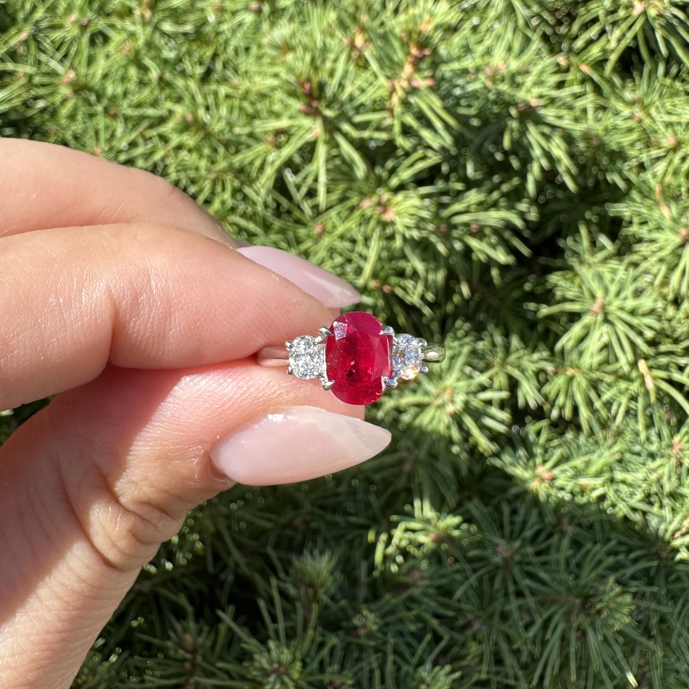 Bague classique 3 pierres en platine GIA 2.14ct Oval Burma Red Ruby Diamond Sides en vente 9