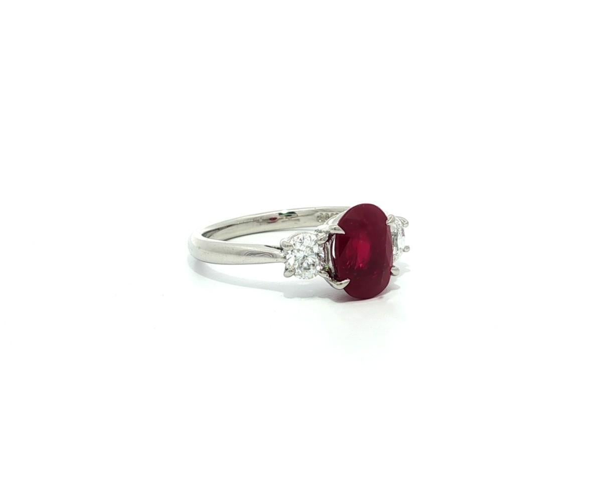 Bague classique 3 pierres en platine GIA 2.14ct Oval Burma Red Ruby Diamond Sides en vente 11