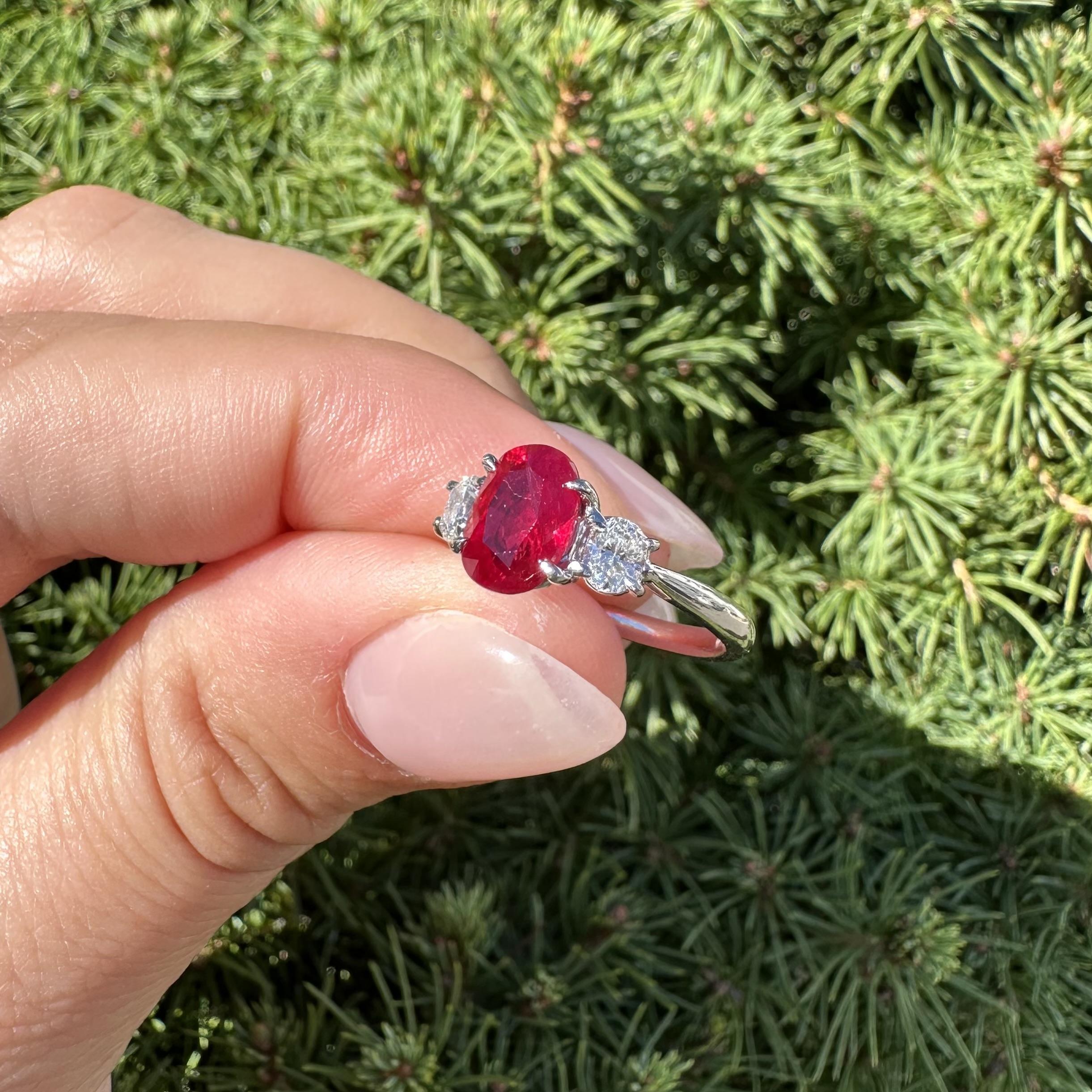 Bague classique 3 pierres en platine GIA 2.14ct Oval Burma Red Ruby Diamond Sides en vente 13