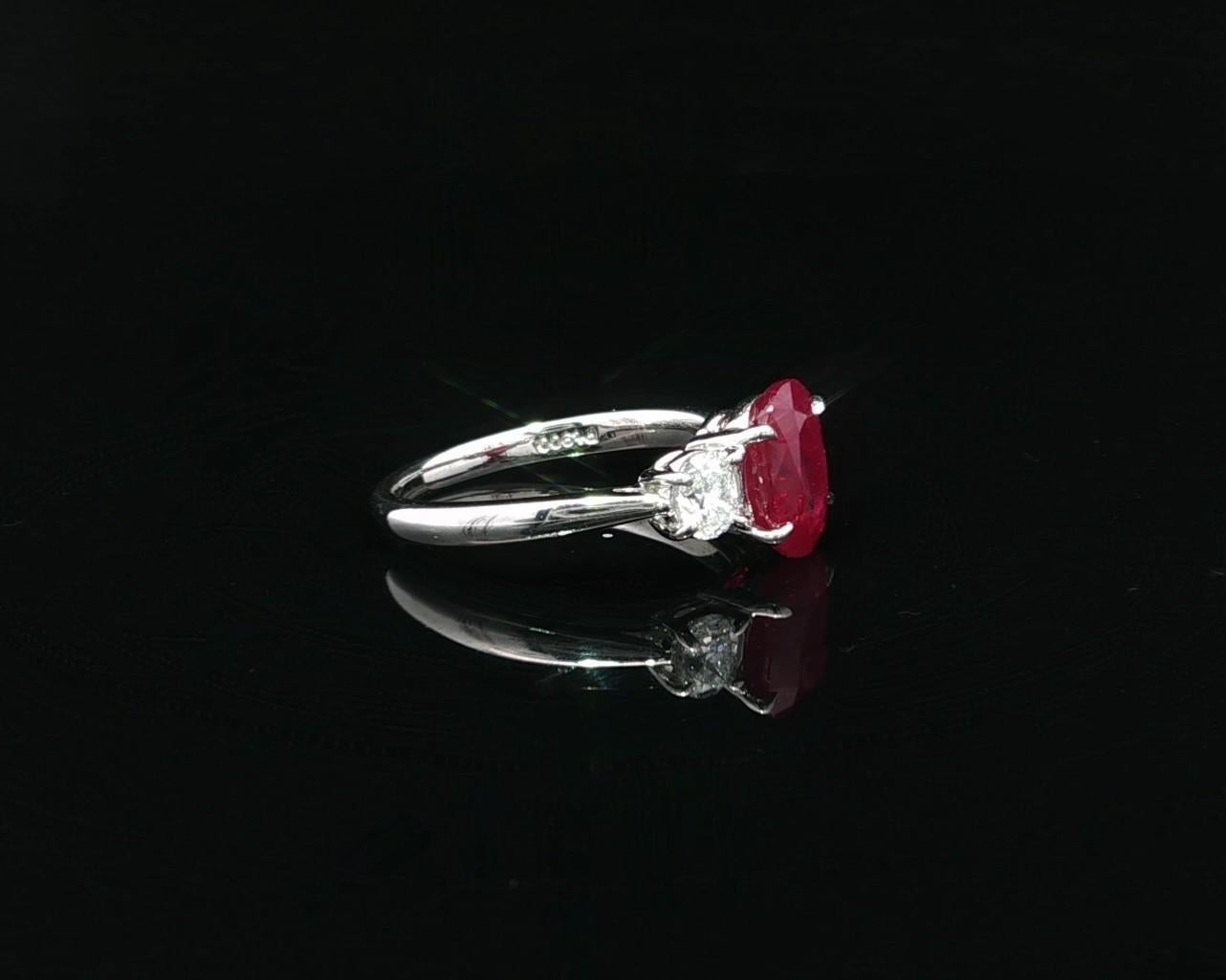 --Pierre(s) :...
(1) Rubis naturel véritable - taille ovale brillante - serti à griffes - couleur rouge foncé - Birmanie - chauffé - 1,74ct (exact)
** Voir les détails de la certification ci-dessous pour des informations complètes
(2) Diamants