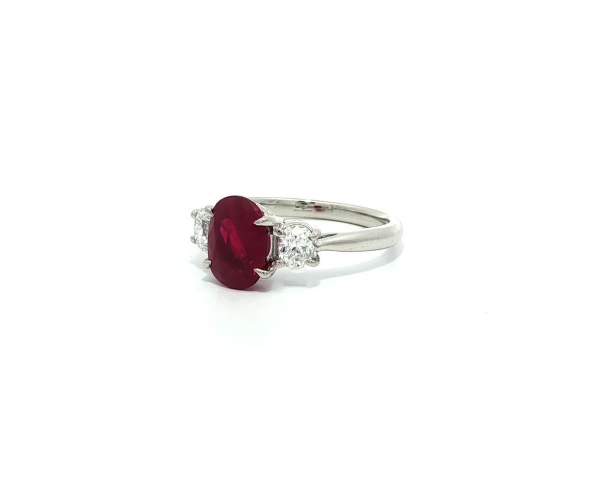 Bague classique 3 pierres en platine GIA 2.14ct Oval Burma Red Ruby Diamond Sides Excellent état - En vente à Montclair, NJ