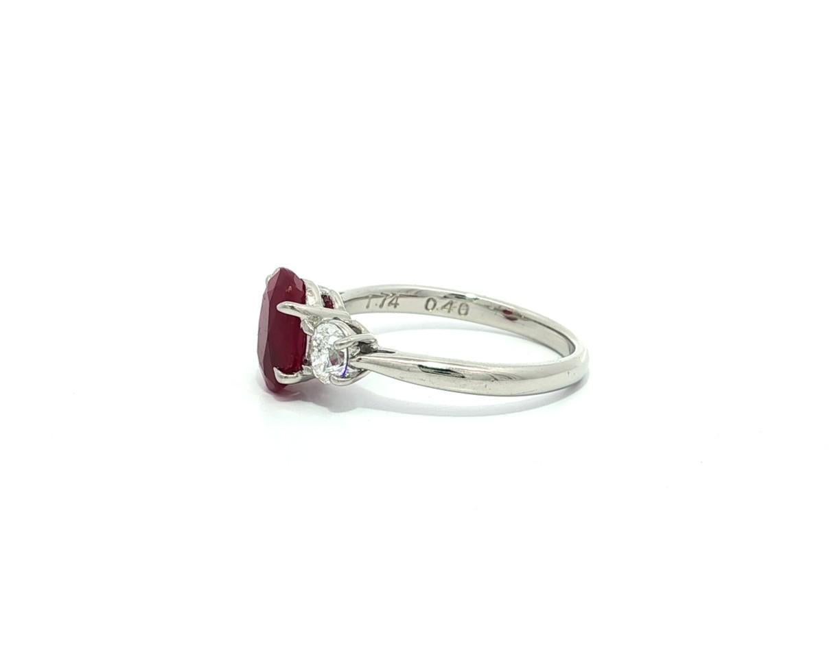 Bague classique 3 pierres en platine GIA 2.14ct Oval Burma Red Ruby Diamond Sides Pour femmes en vente
