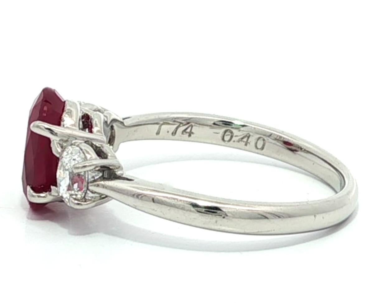 Bague classique 3 pierres en platine GIA 2.14ct Oval Burma Red Ruby Diamond Sides en vente 1