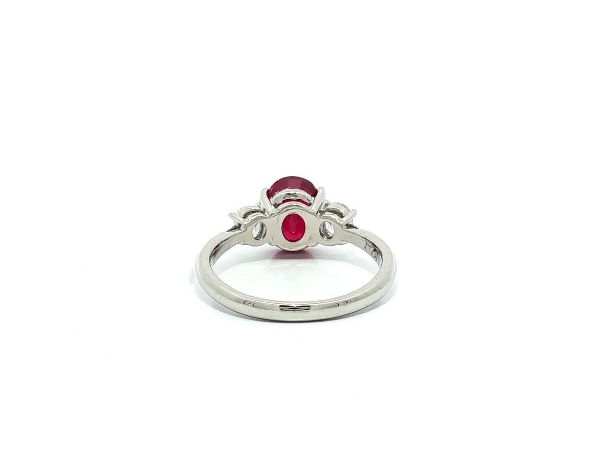 Bague classique 3 pierres en platine GIA 2.14ct Oval Burma Red Ruby Diamond Sides en vente 2