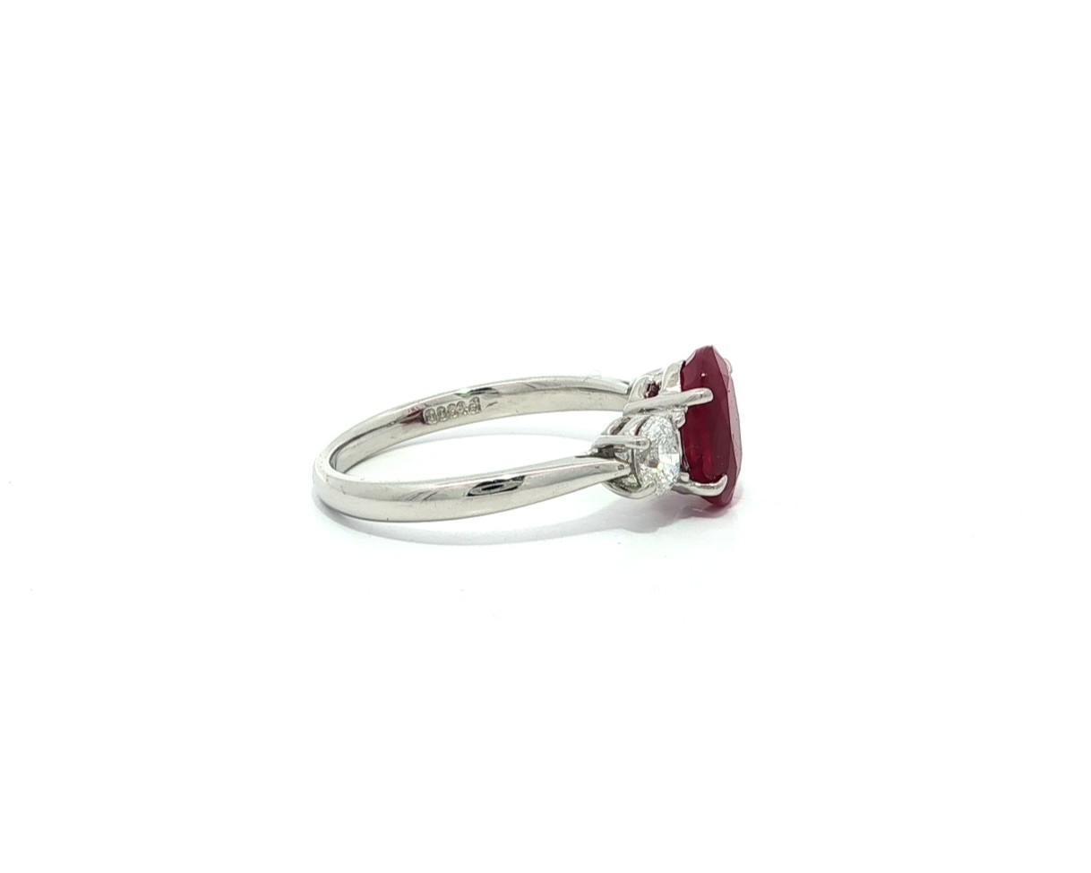Bague classique 3 pierres en platine GIA 2.14ct Oval Burma Red Ruby Diamond Sides en vente 3