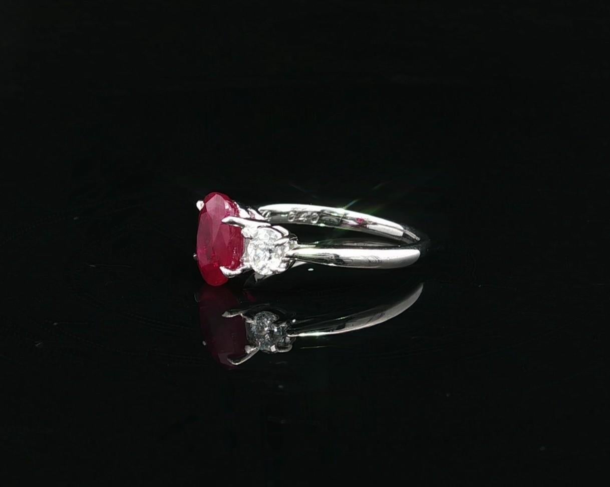 Bague classique 3 pierres en platine GIA 2.14ct Oval Burma Red Ruby Diamond Sides en vente 4
