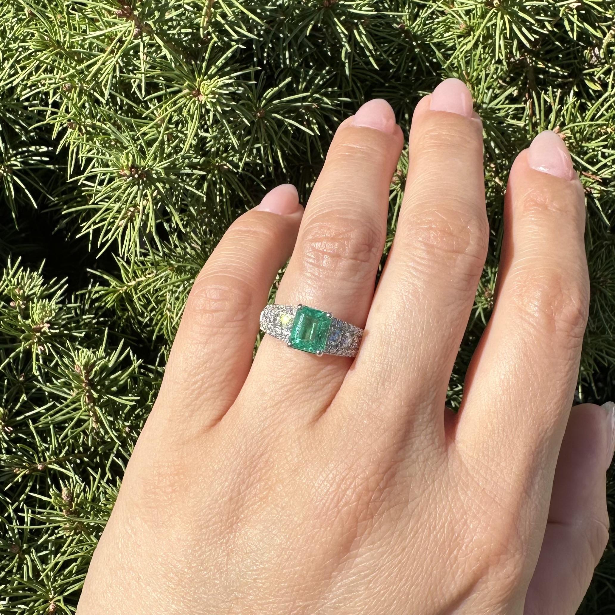 Platin GIA 2,15ctw Gorgeous kolumbianischen Smaragd w / Diamant-Schultern Ring (Brillantschliff) im Angebot