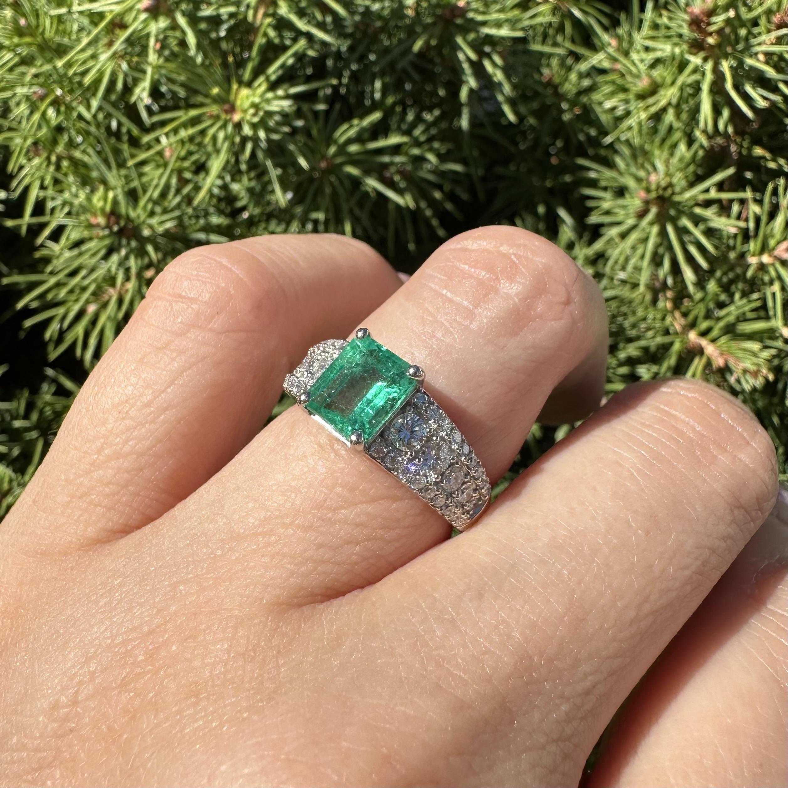 Platin GIA 2,15ctw Gorgeous kolumbianischen Smaragd w / Diamant-Schultern Ring im Zustand „Hervorragend“ im Angebot in Montclair, NJ