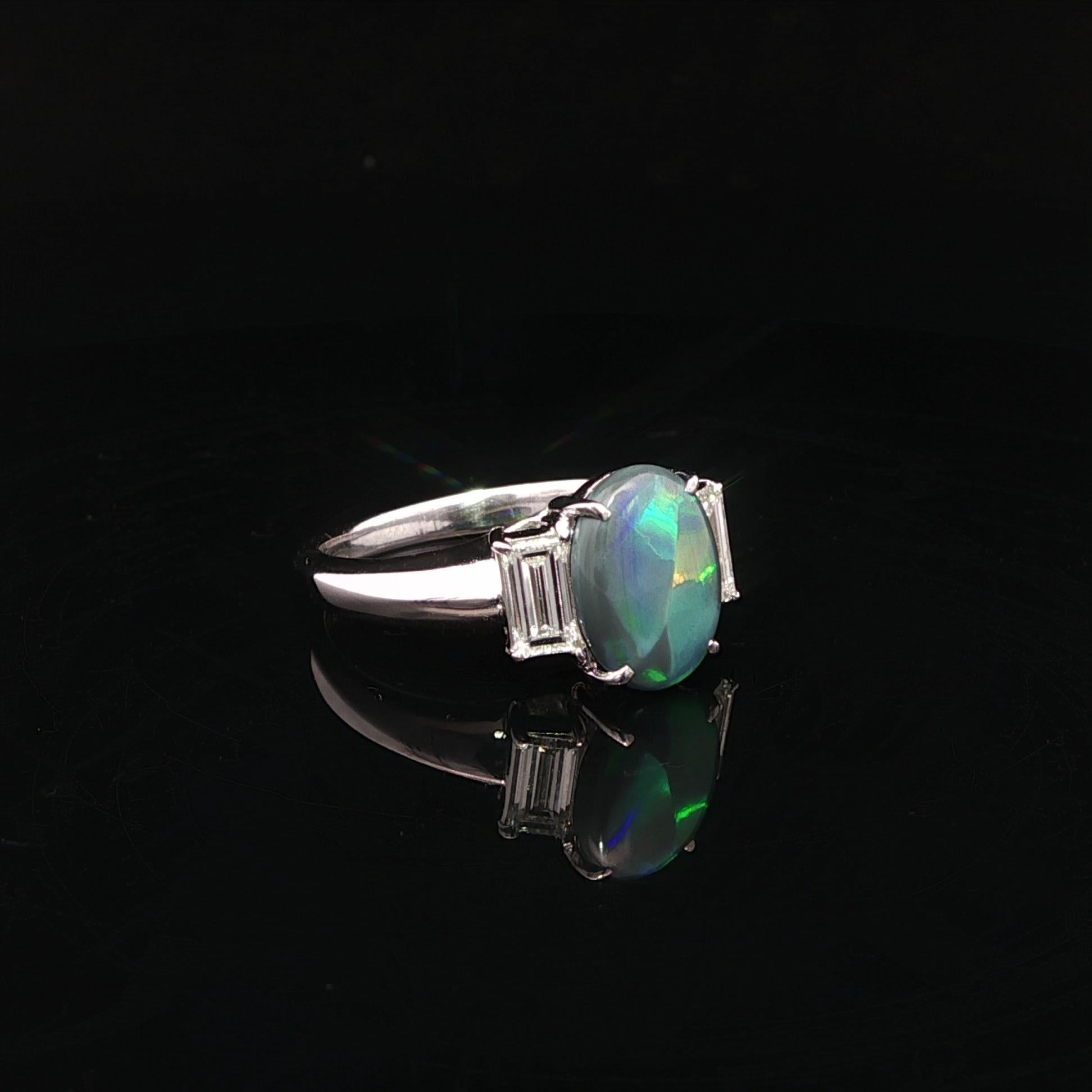 Taille cabochon Bague en platine GIA 2.33ctw exceptionnelle Opale noire colorée Bague longue diamant baguette en vente