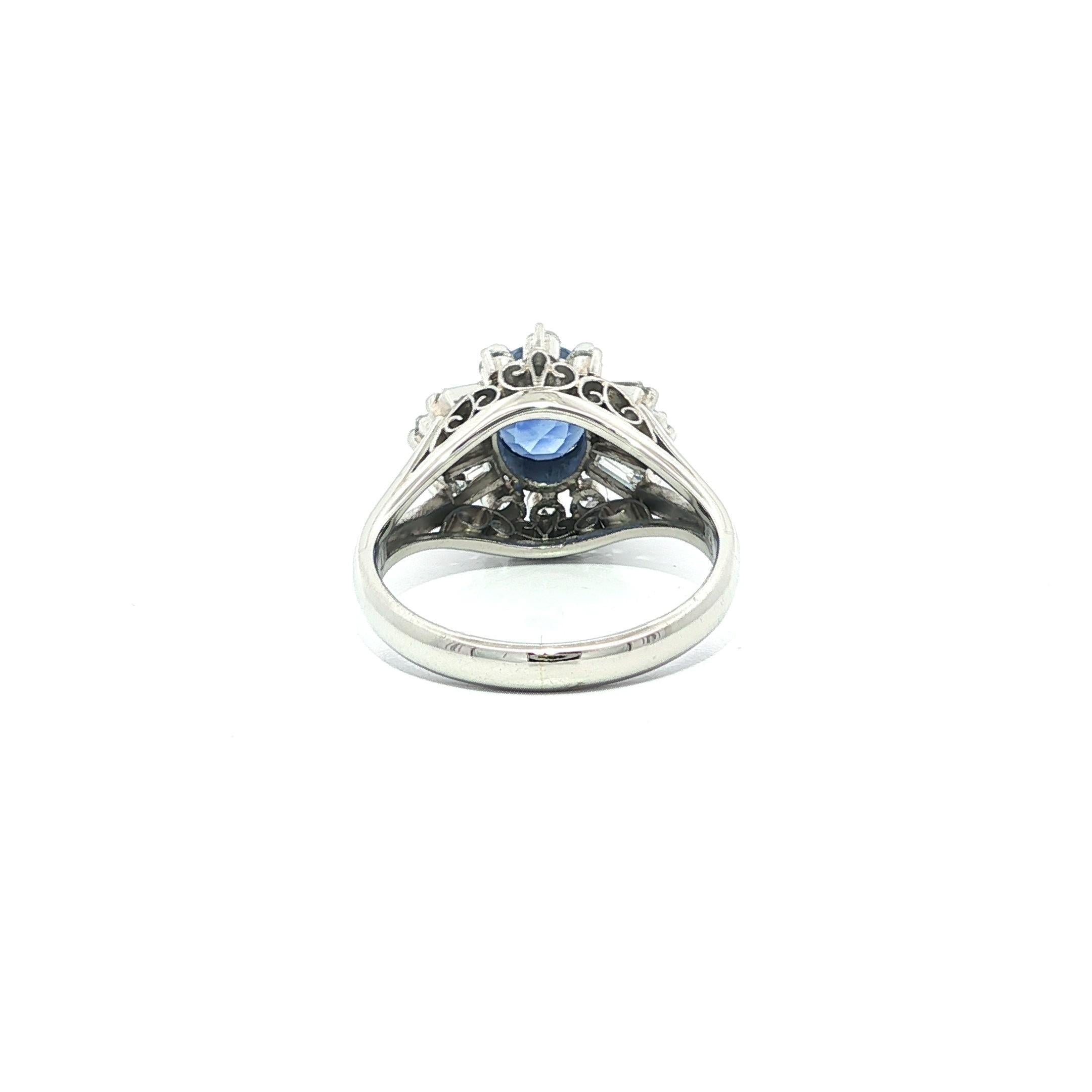 Platino GIA 2,37ct Ovale Senza Calore Zaffiro di Ceylon Anello con diamanti tondi e baguette in vendita 6
