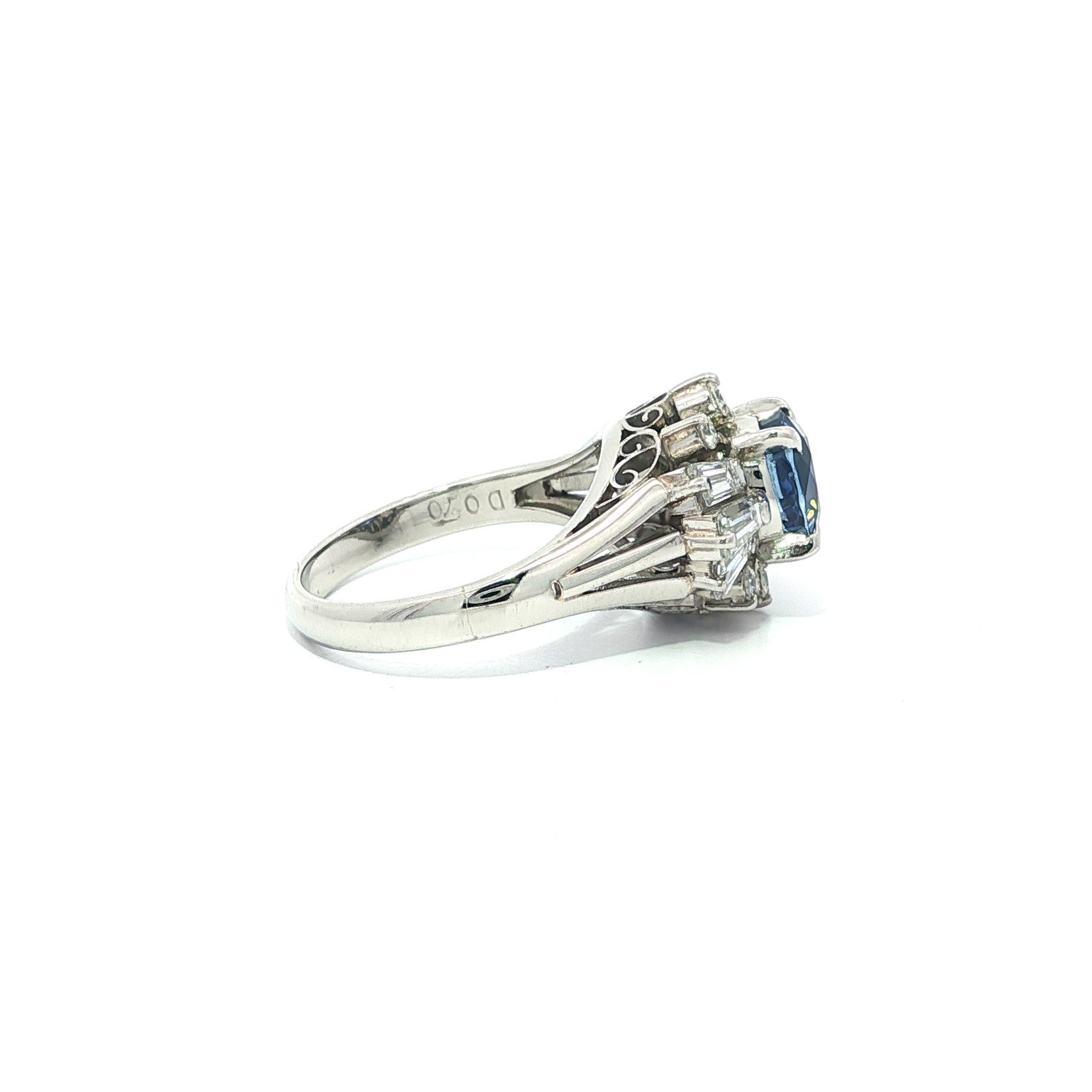 Platino GIA 2,37ct Ovale Senza Calore Zaffiro di Ceylon Anello con diamanti tondi e baguette in vendita 7
