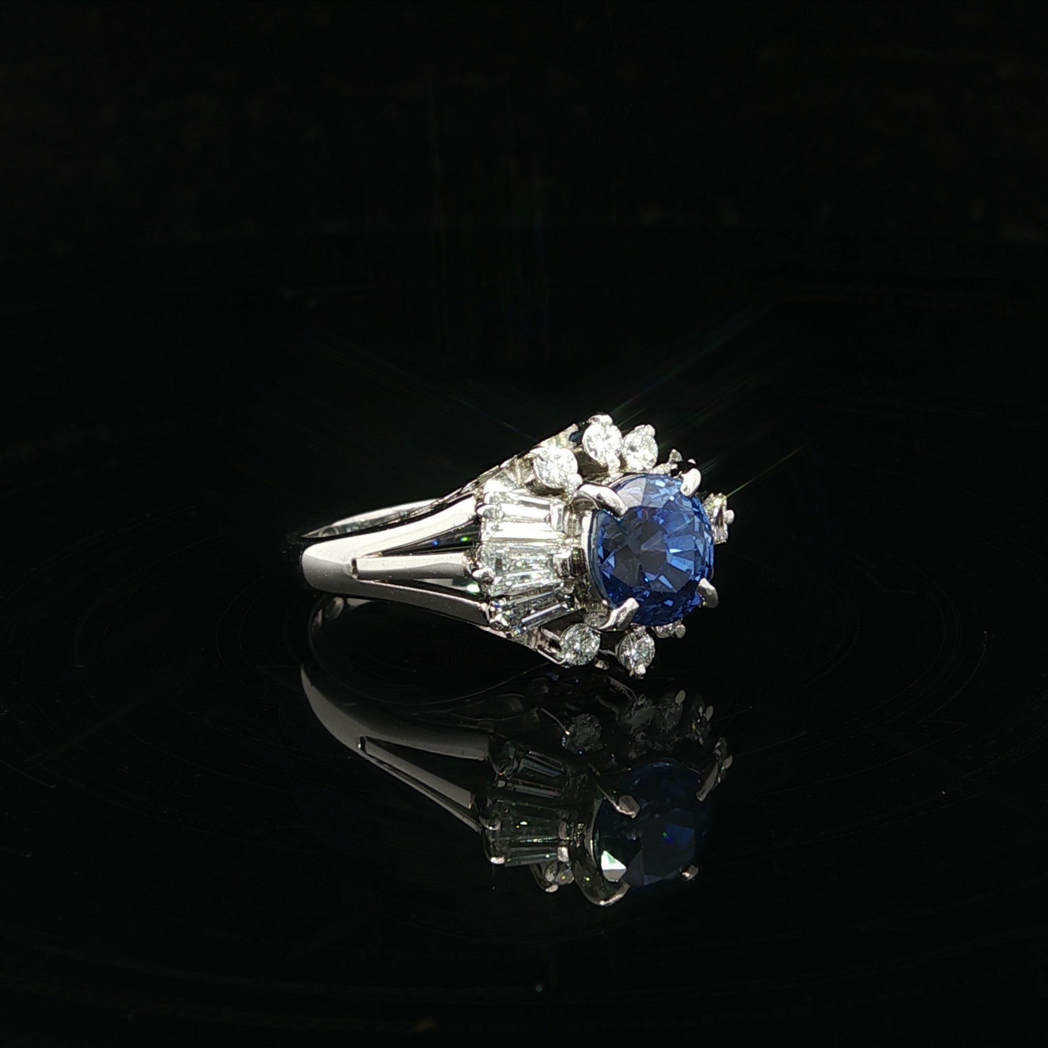Taglio brillante Platino GIA 2,37ct Ovale Senza Calore Zaffiro di Ceylon Anello con diamanti tondi e baguette in vendita