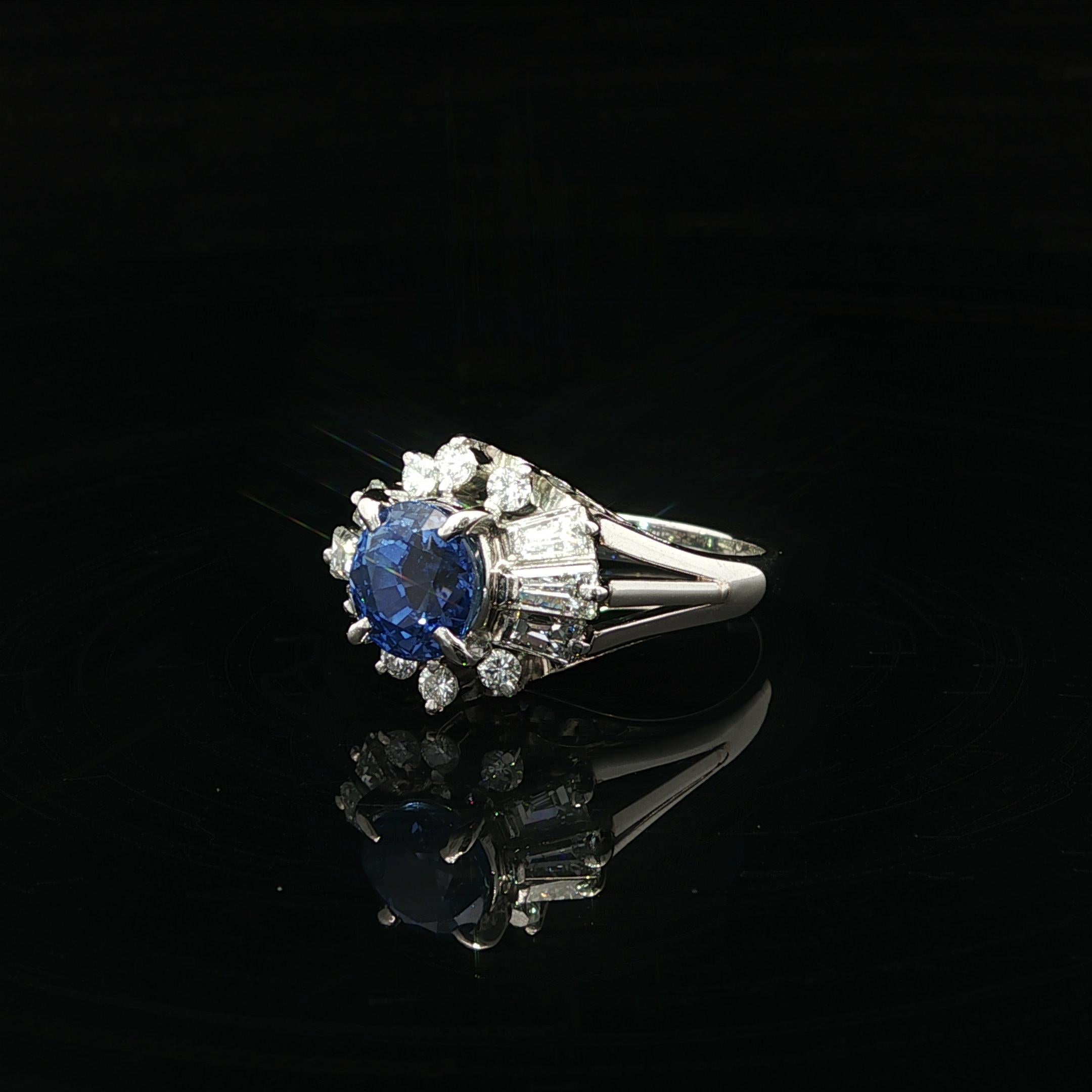 Platino GIA 2,37ct Ovale Senza Calore Zaffiro di Ceylon Anello con diamanti tondi e baguette In condizioni ottime in vendita a Montclair, NJ