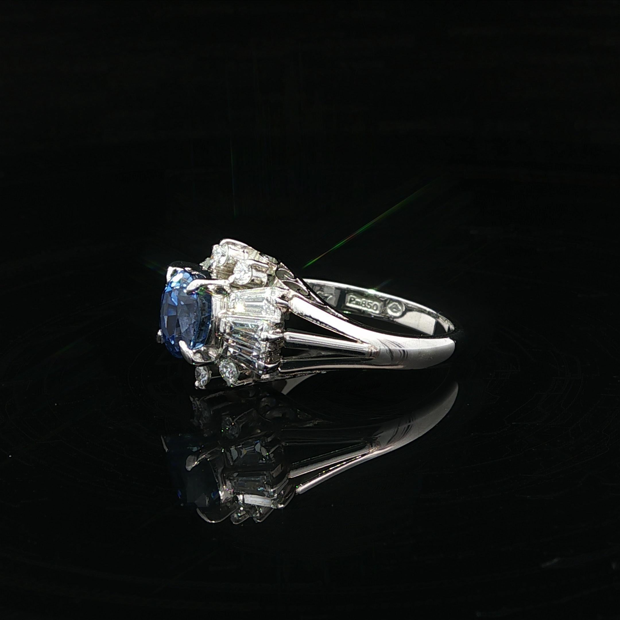 Donna Platino GIA 2,37ct Ovale Senza Calore Zaffiro di Ceylon Anello con diamanti tondi e baguette in vendita