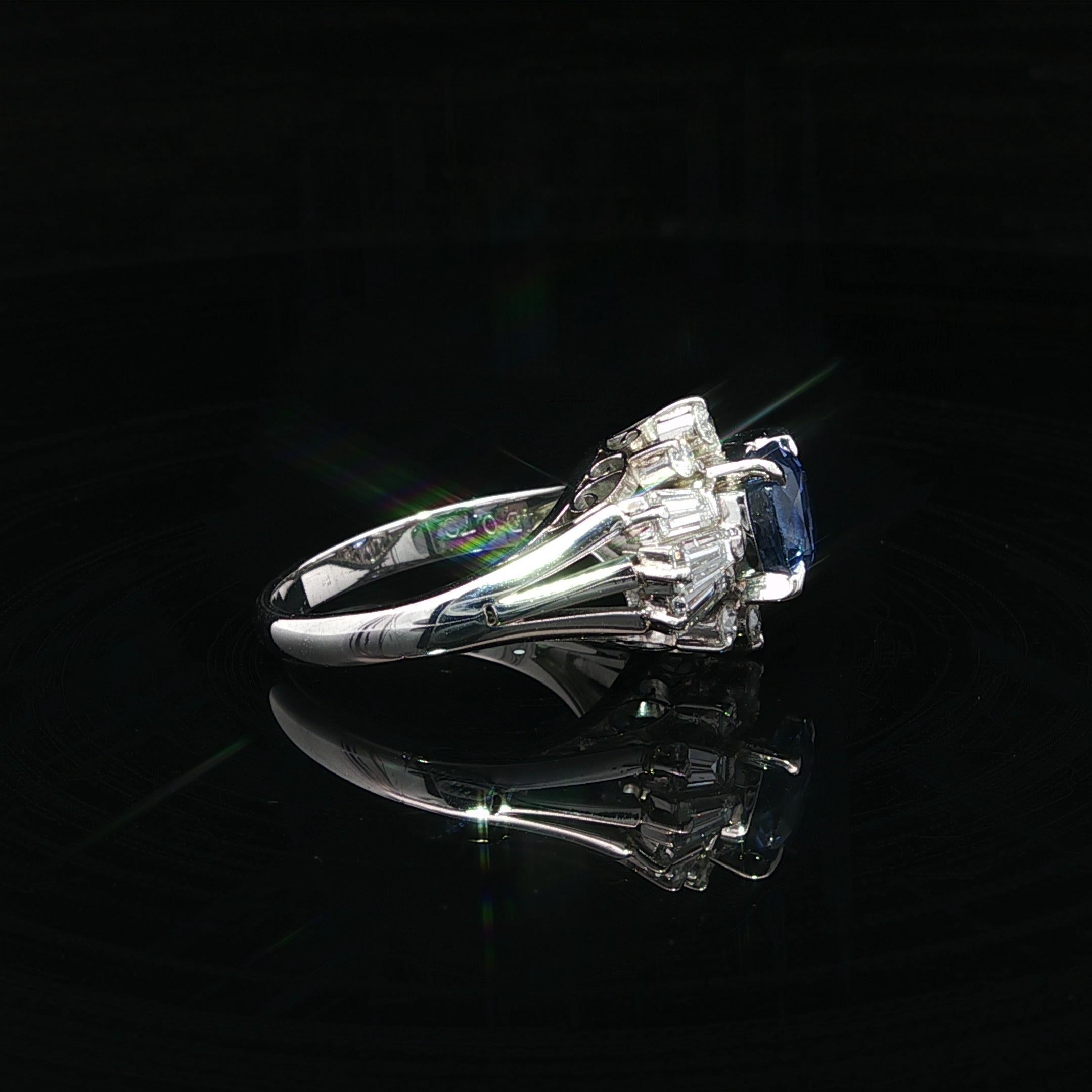 Platino GIA 2,37ct Ovale Senza Calore Zaffiro di Ceylon Anello con diamanti tondi e baguette in vendita 1