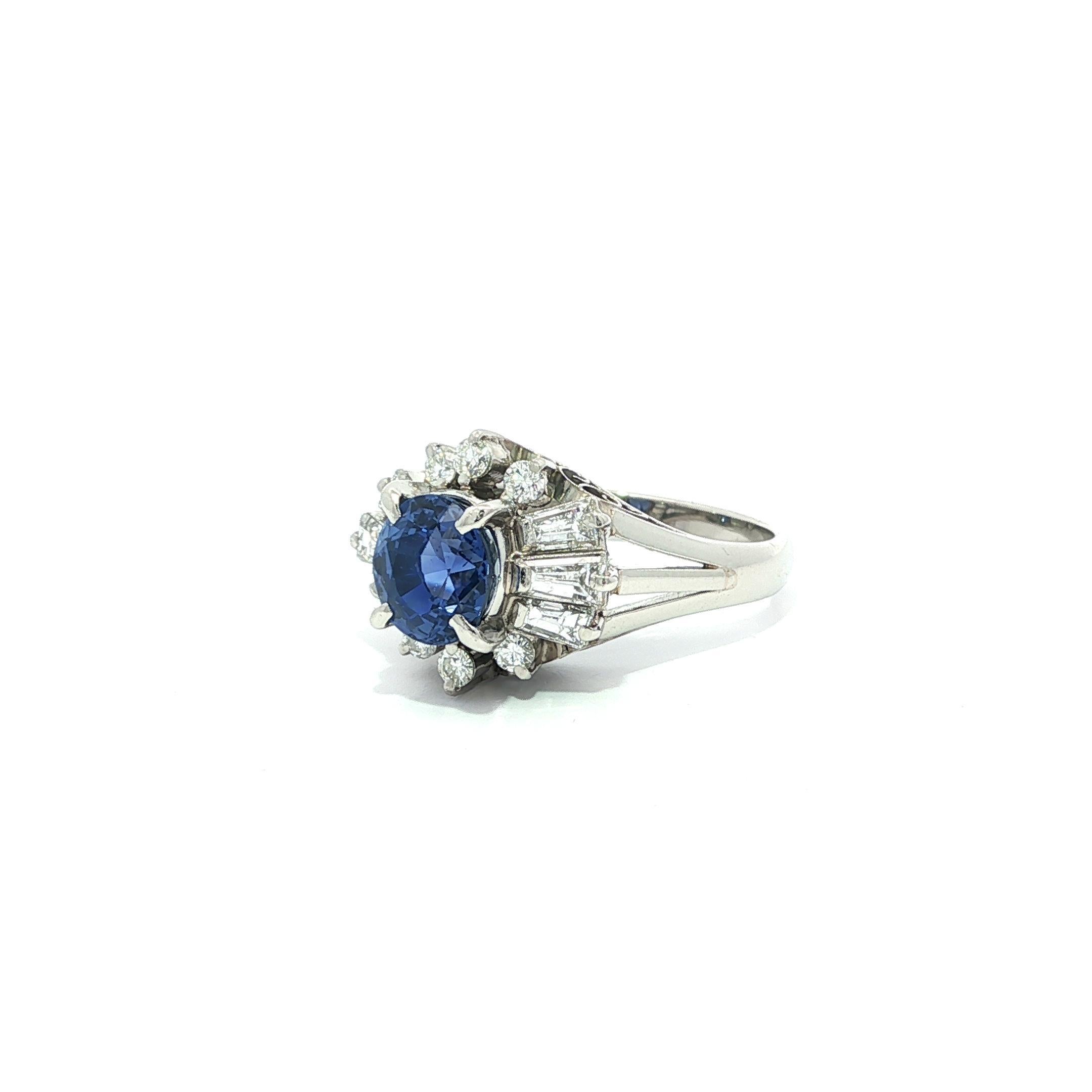 Platino GIA 2,37ct Ovale Senza Calore Zaffiro di Ceylon Anello con diamanti tondi e baguette in vendita 4