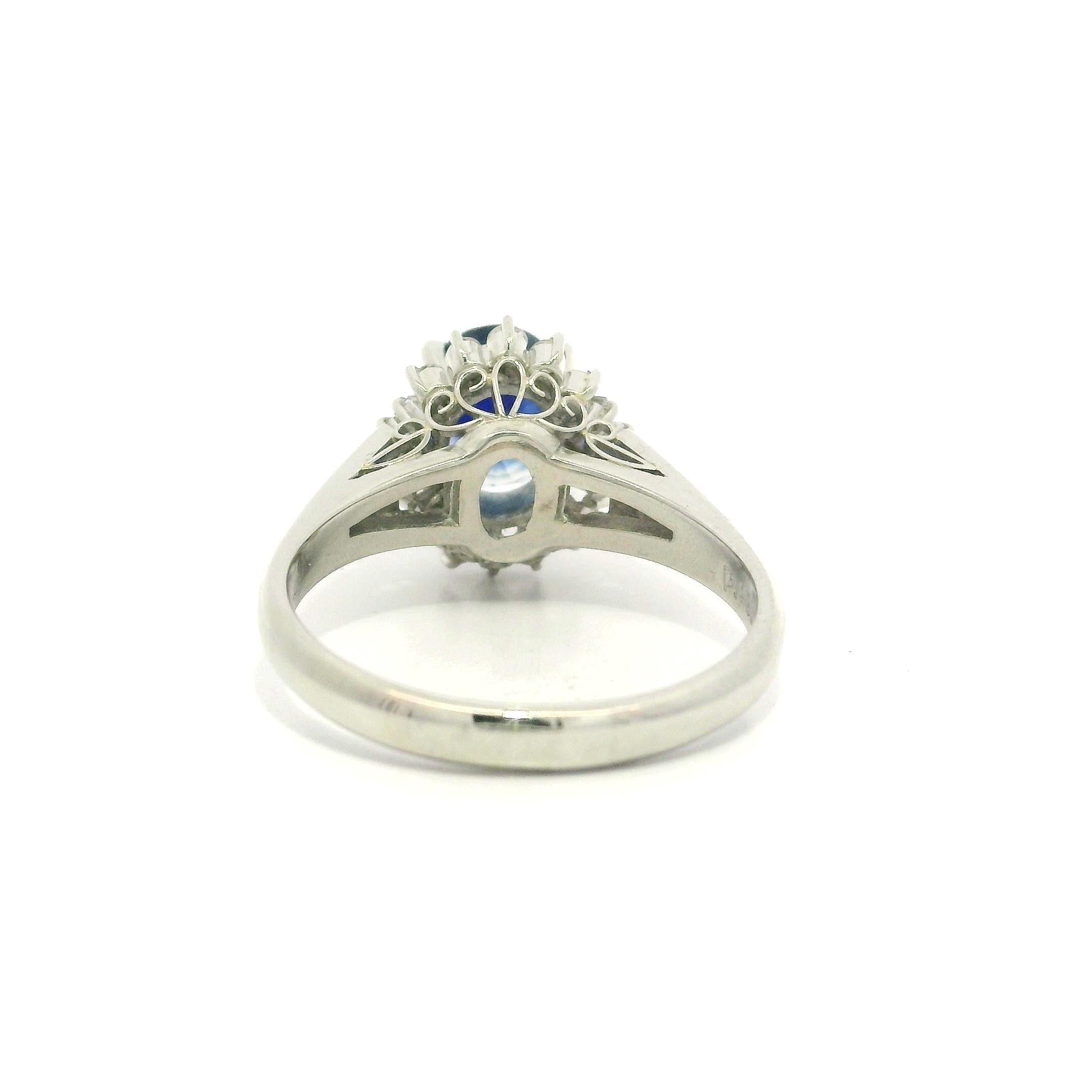 Bague en platine GIA 2.4ctw saphir bleu royal ovale avec diamant rond baguette Halo en vente 5