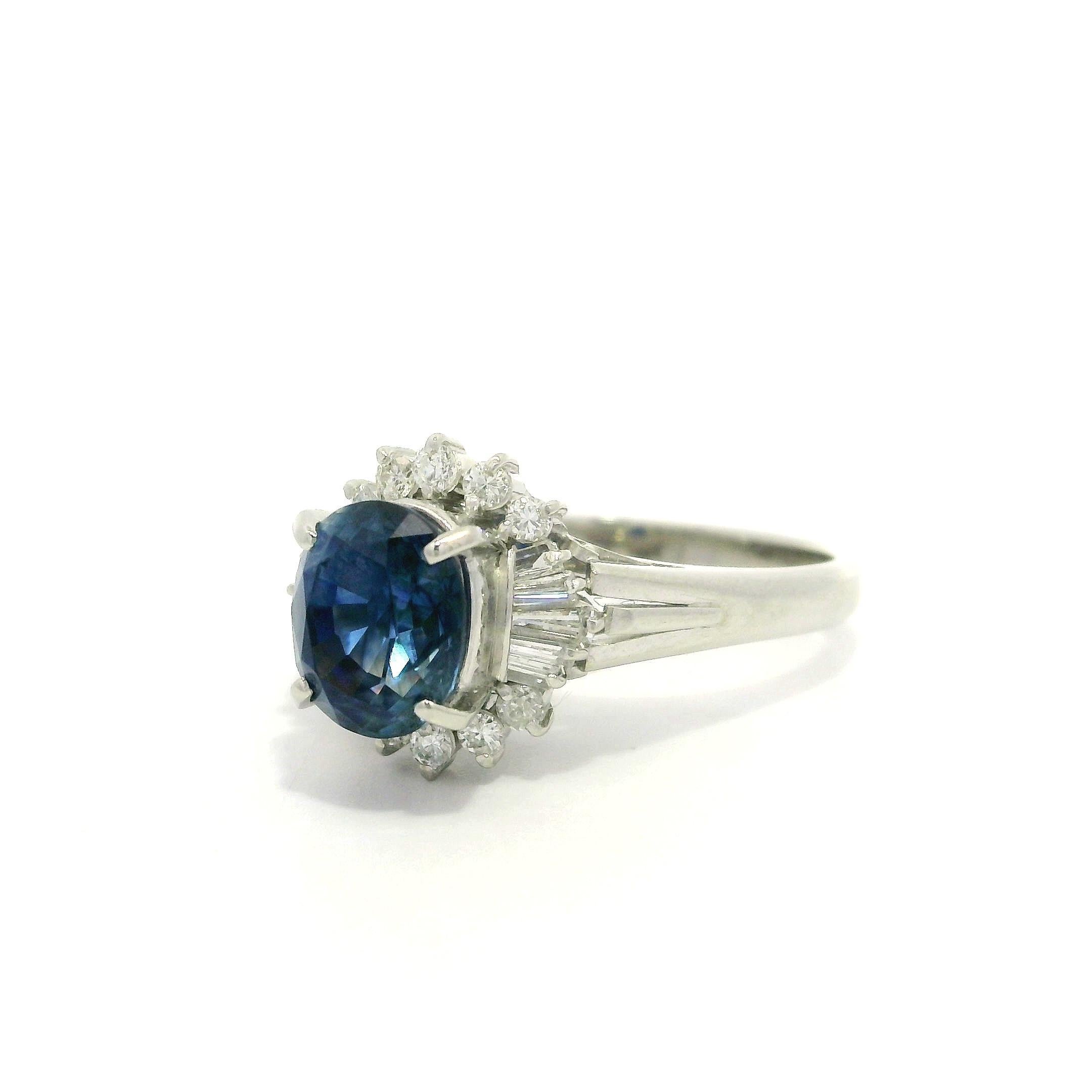 Bague en platine GIA 2.4ctw saphir bleu royal ovale avec diamant rond baguette Halo en vente 6