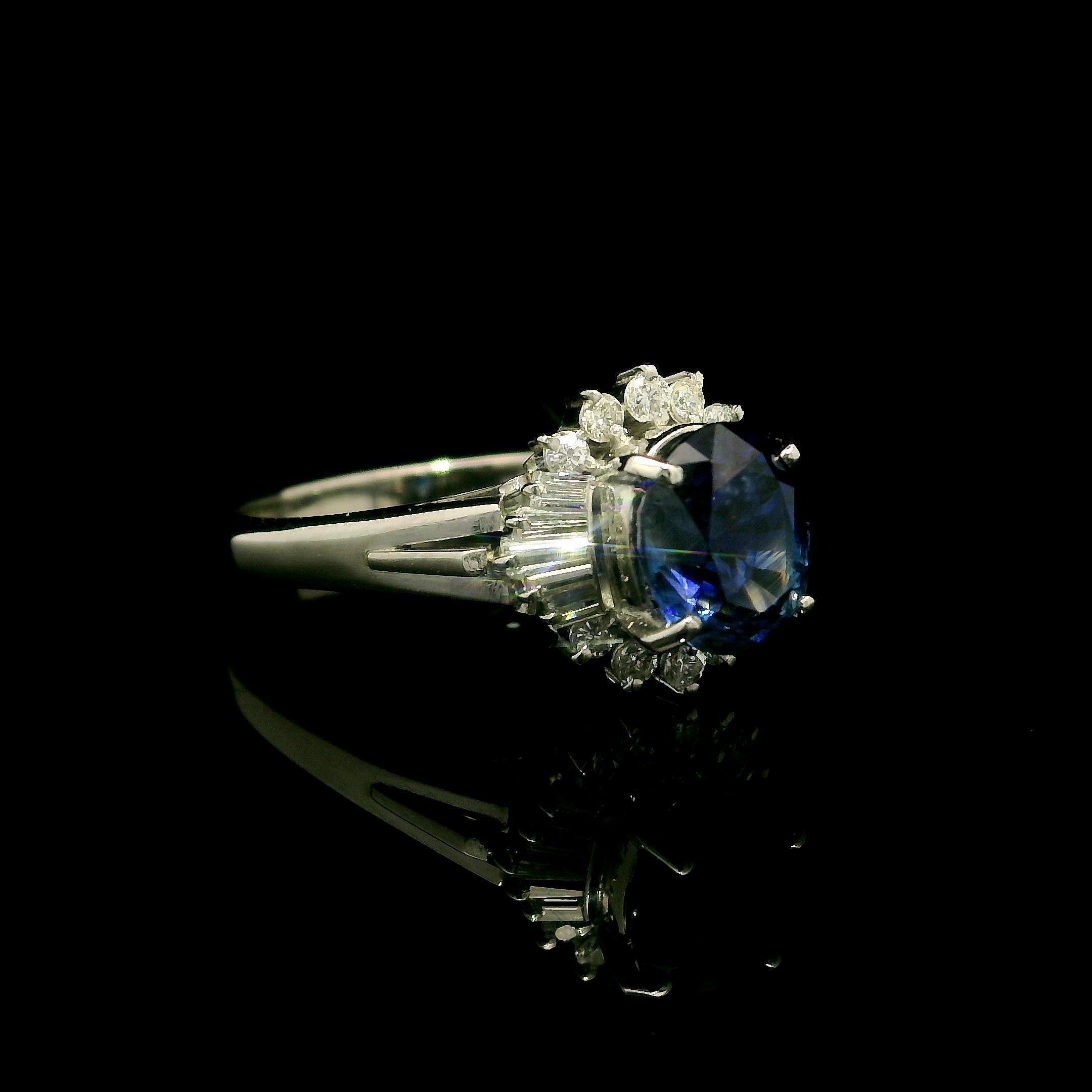 Bague en platine GIA 2.4ctw saphir bleu royal ovale avec diamant rond baguette Halo en vente 7