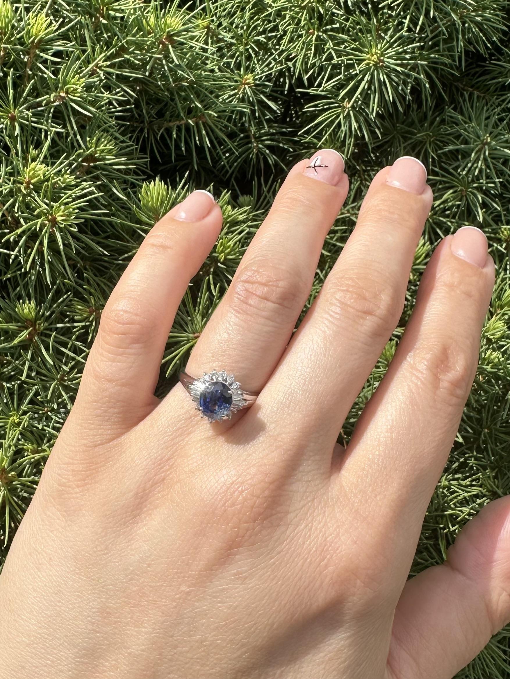 Bague en platine GIA 2.4ctw saphir bleu royal ovale avec diamant rond baguette Halo en vente 8