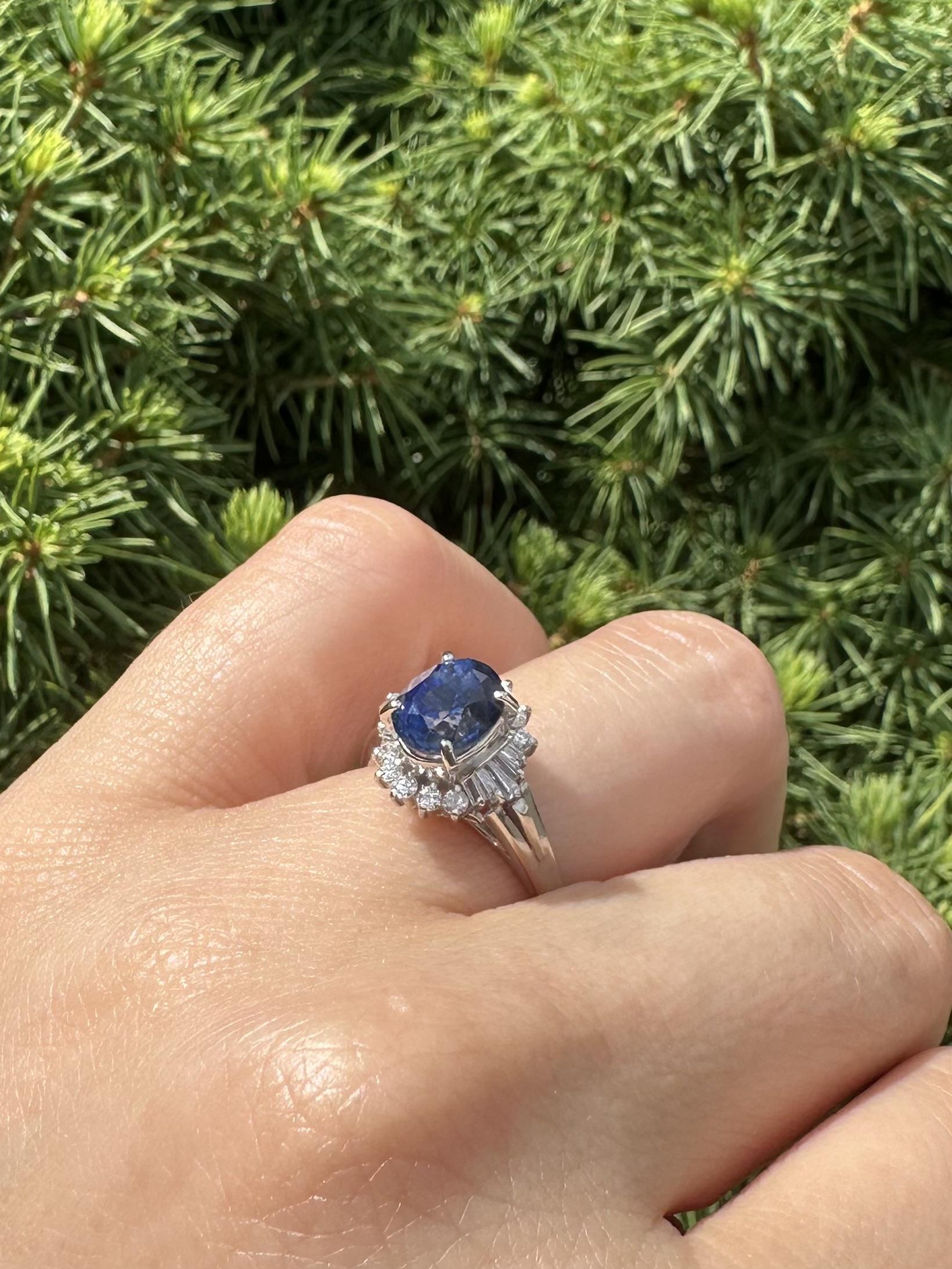 Bague en platine GIA 2.4ctw saphir bleu royal ovale avec diamant rond baguette Halo en vente 9