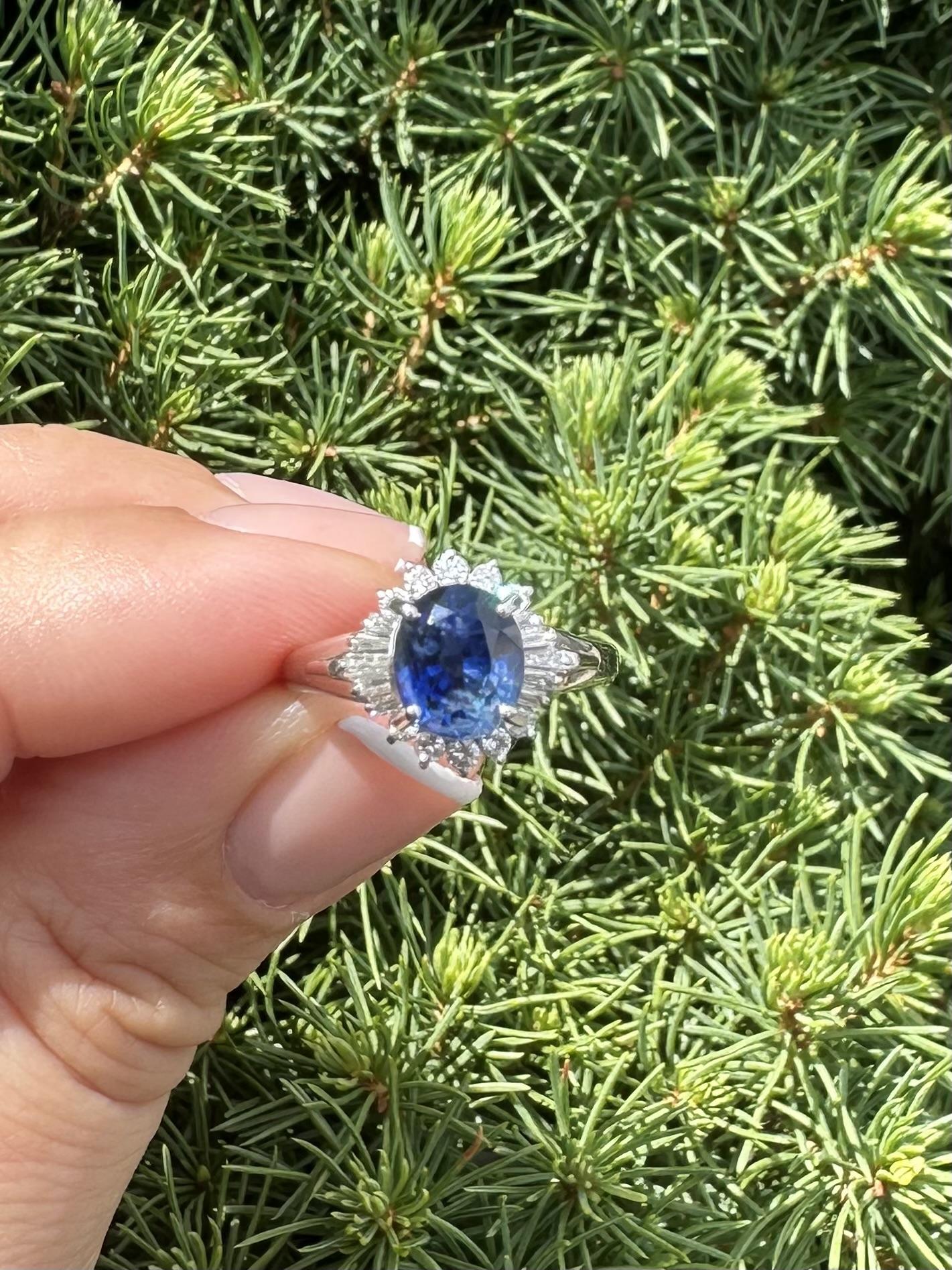 Bague en platine GIA 2.4ctw saphir bleu royal ovale avec diamant rond baguette Halo en vente 10
