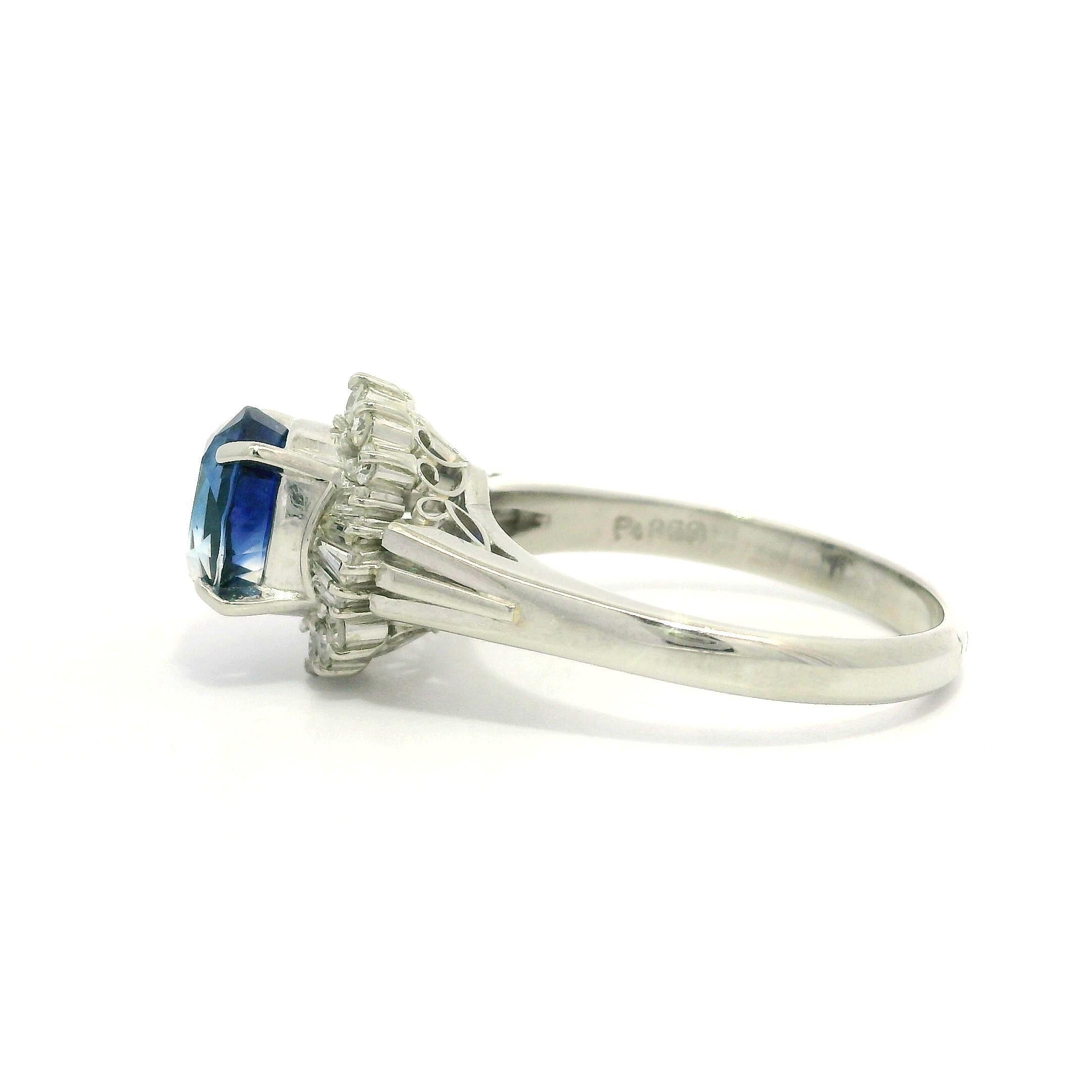 --Pierre(s) :...
(1) Saphir véritable naturel - taille ovale Brilliante - serti - couleur bleu royal - chauffé -2.02ct (exact)
** Voir les détails de la certification ci-dessous pour des informations complètes
(20) Diamants naturels authentiques -