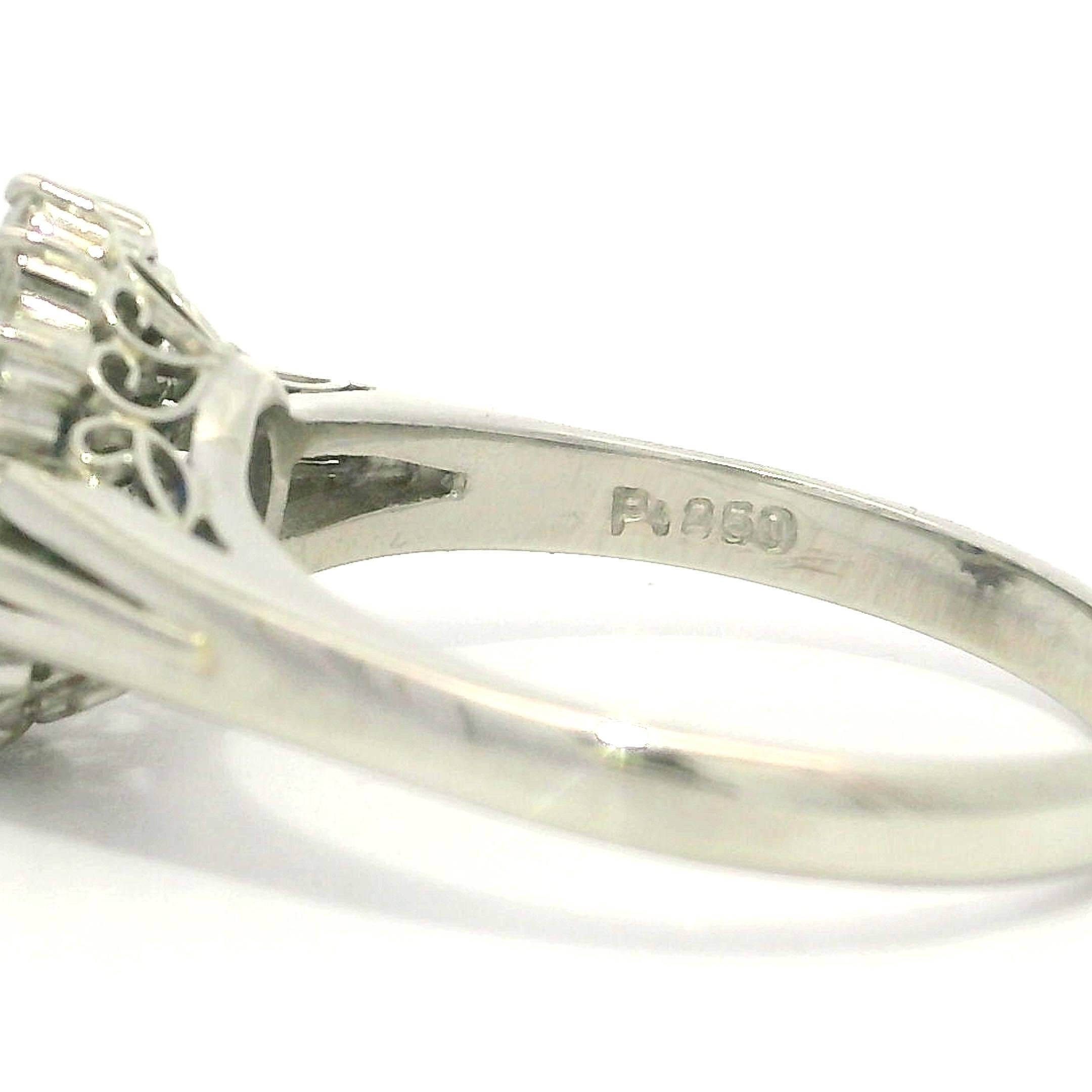Taille brillant Bague en platine GIA 2.4ctw saphir bleu royal ovale avec diamant rond baguette Halo en vente
