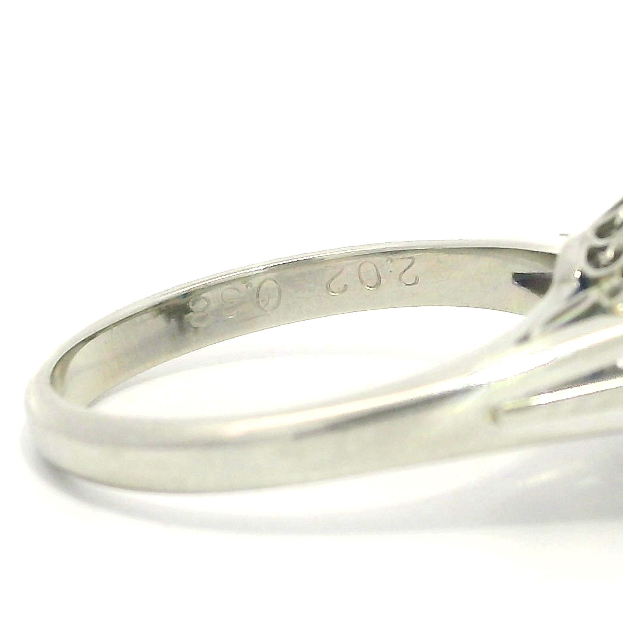 Bague en platine GIA 2.4ctw saphir bleu royal ovale avec diamant rond baguette Halo Excellent état - En vente à Montclair, NJ