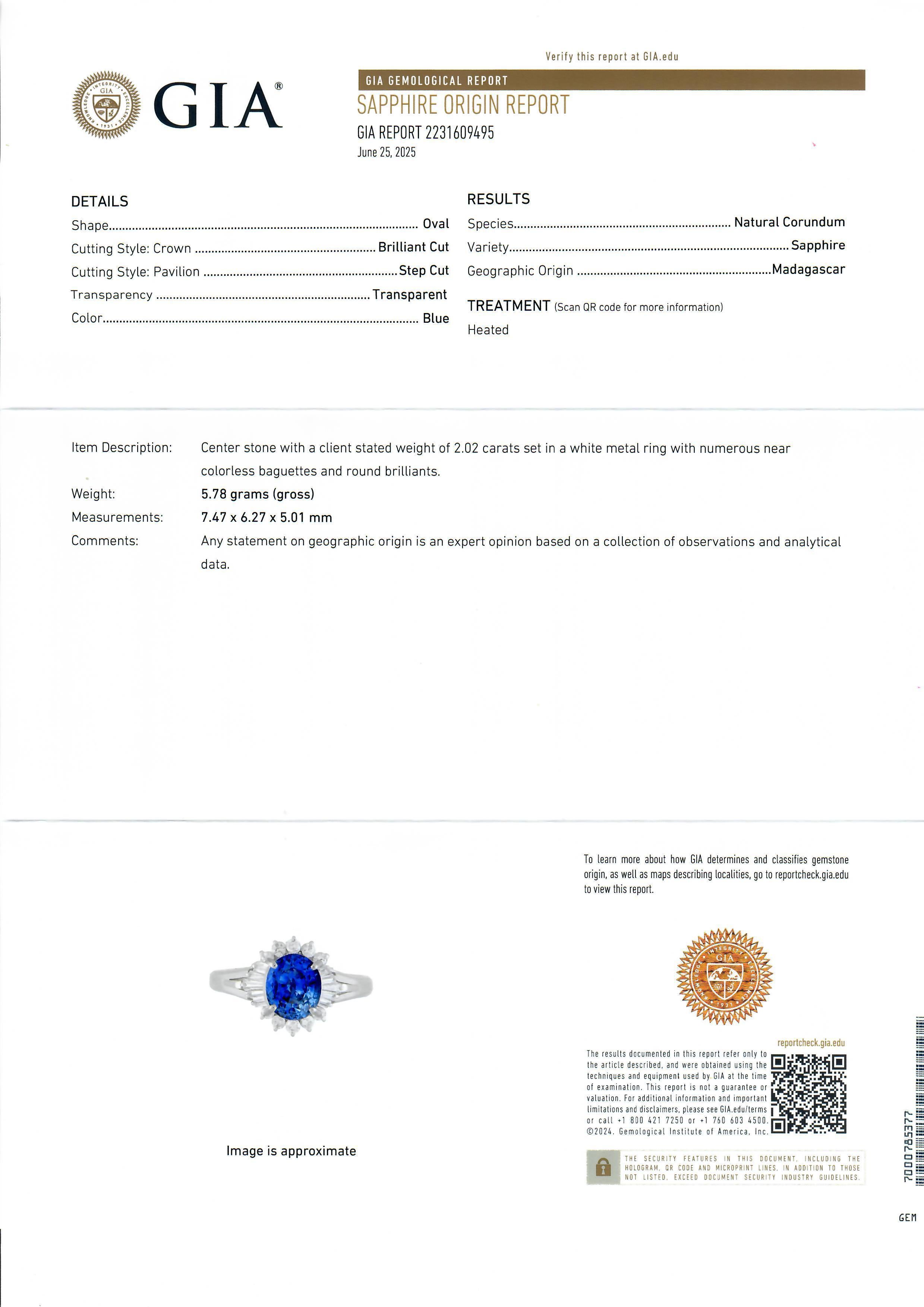 Bague en platine GIA 2.4ctw saphir bleu royal ovale avec diamant rond baguette Halo Pour femmes en vente