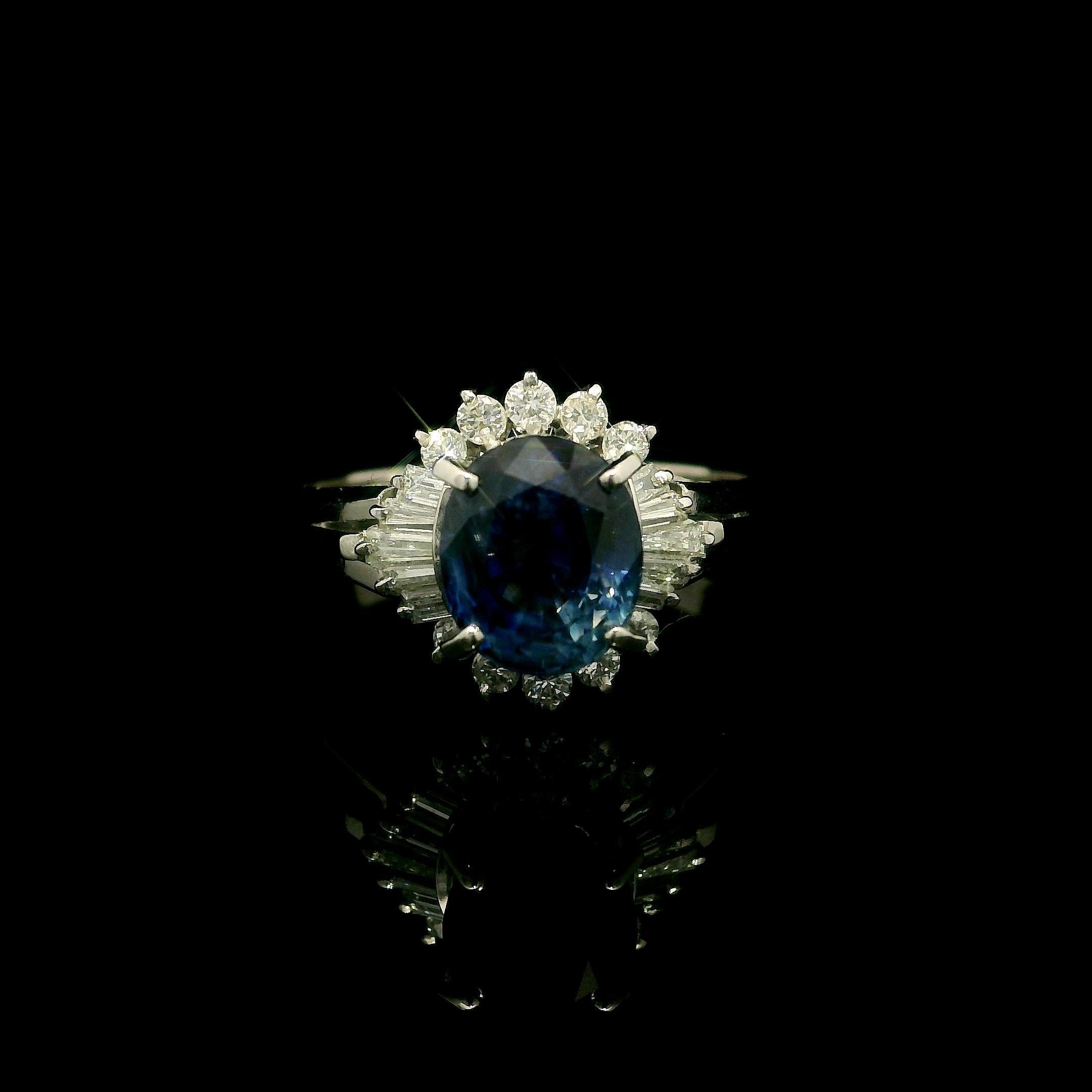 Bague en platine GIA 2.4ctw saphir bleu royal ovale avec diamant rond baguette Halo en vente 1